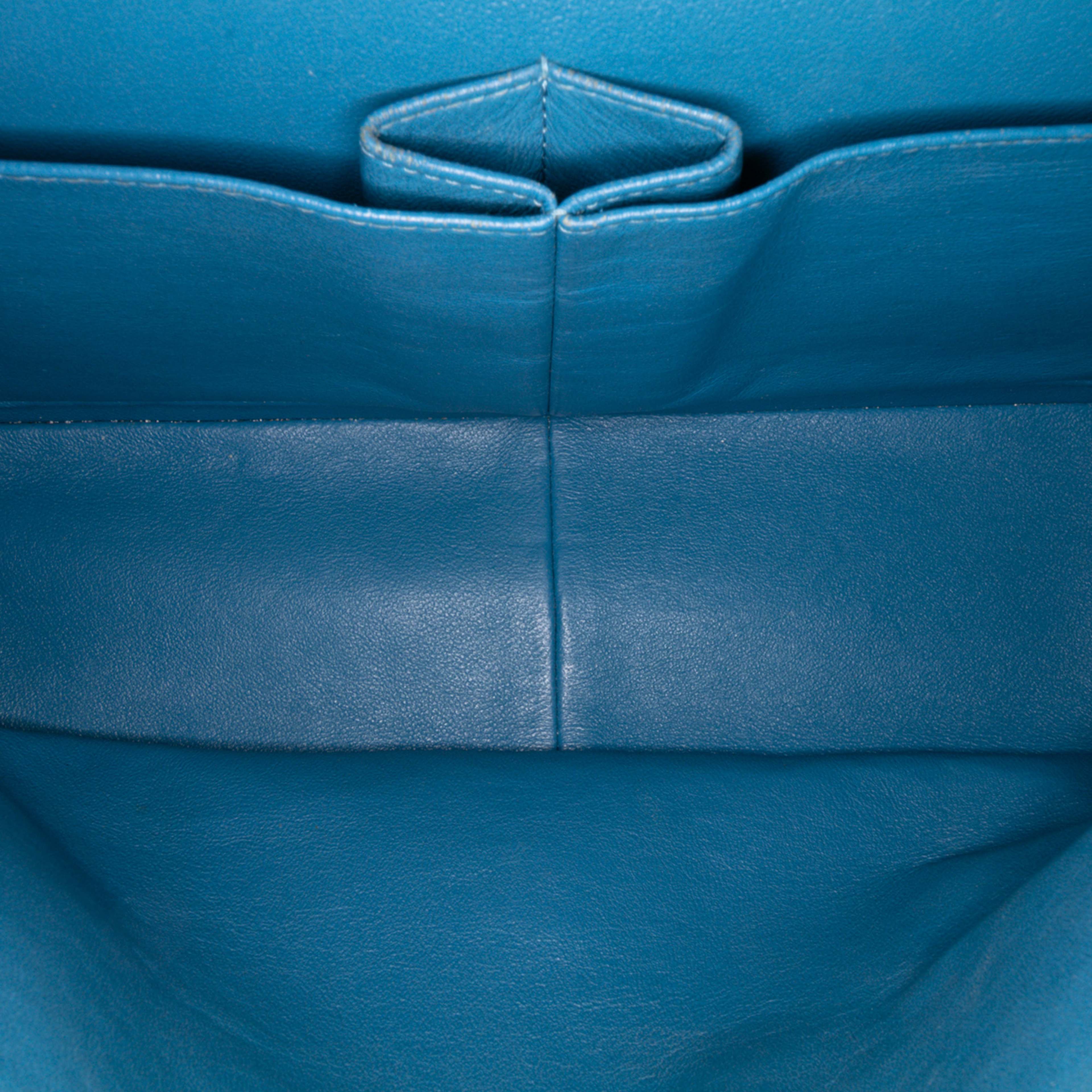 Chanel Jumbo Classic Caviar Double Flap, från Luxclusif, i färgen blue. Klicka för att öppna bilden i stort format