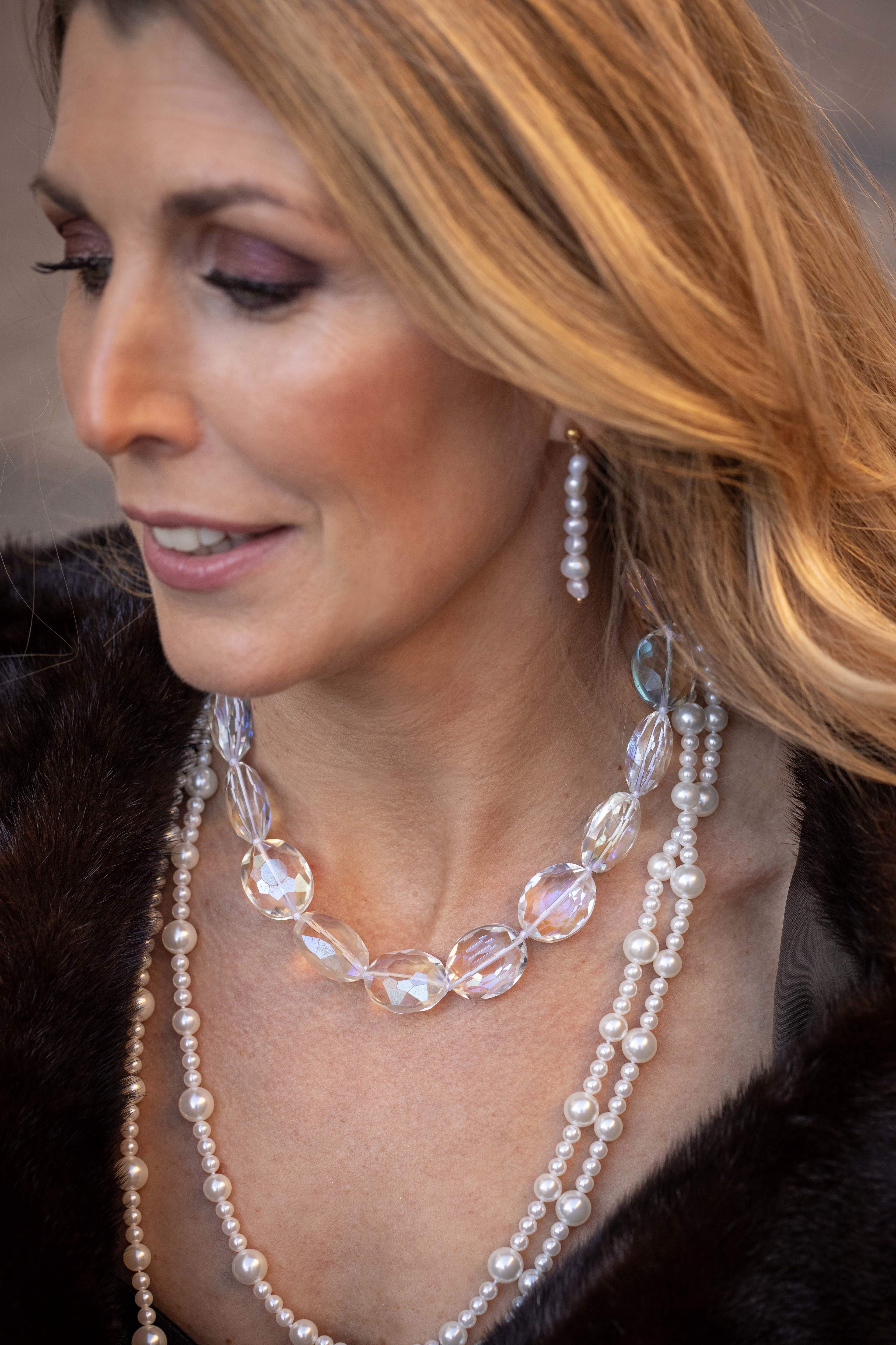 Pearls In A Row Örhänge, från pfgSTOCKHOLM, i färgen white. Klicka för att öppna bilden i stort format