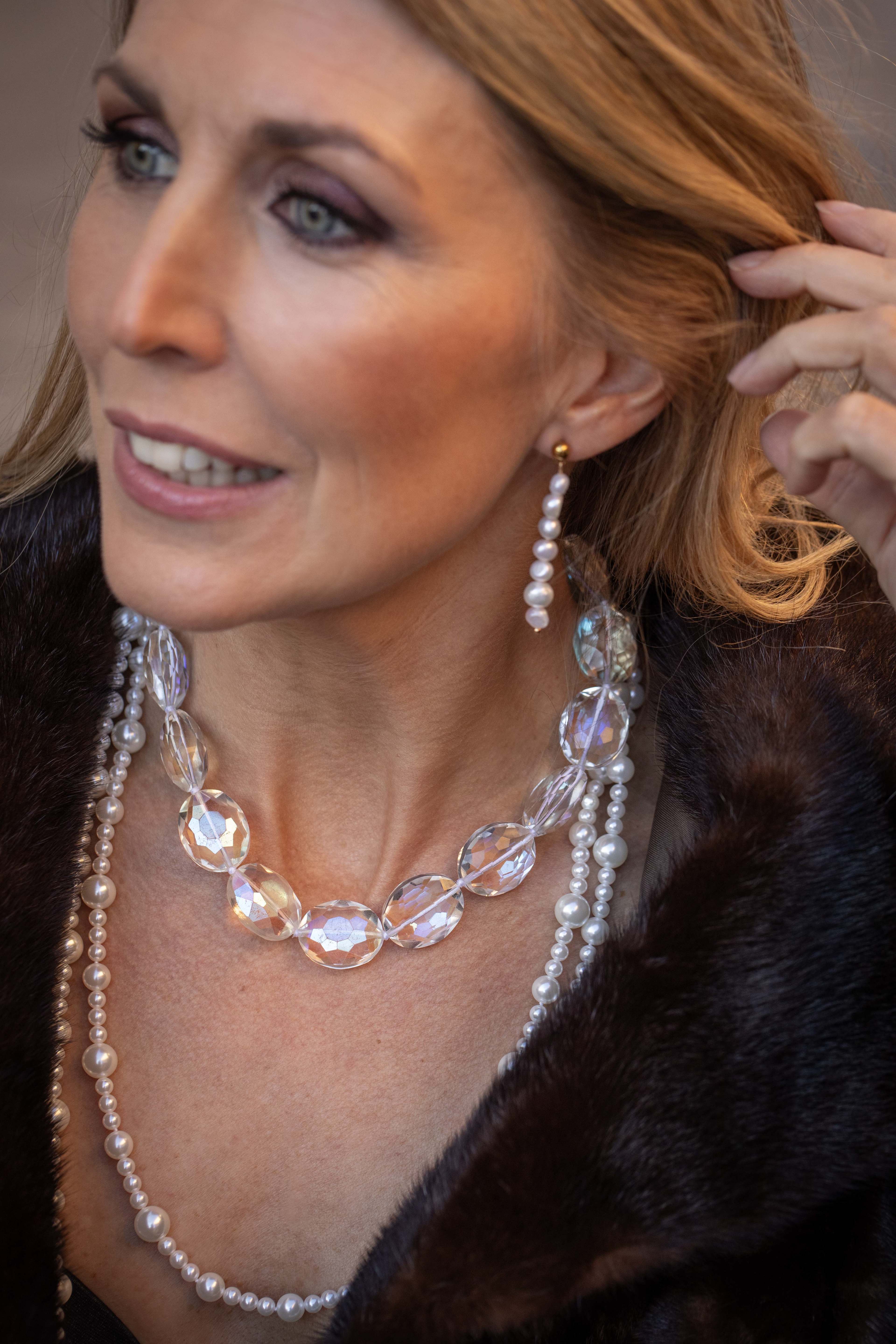 Pearls In A Row Örhänge, från pfgSTOCKHOLM, i färgen white. Klicka för att öppna bilden i stort format