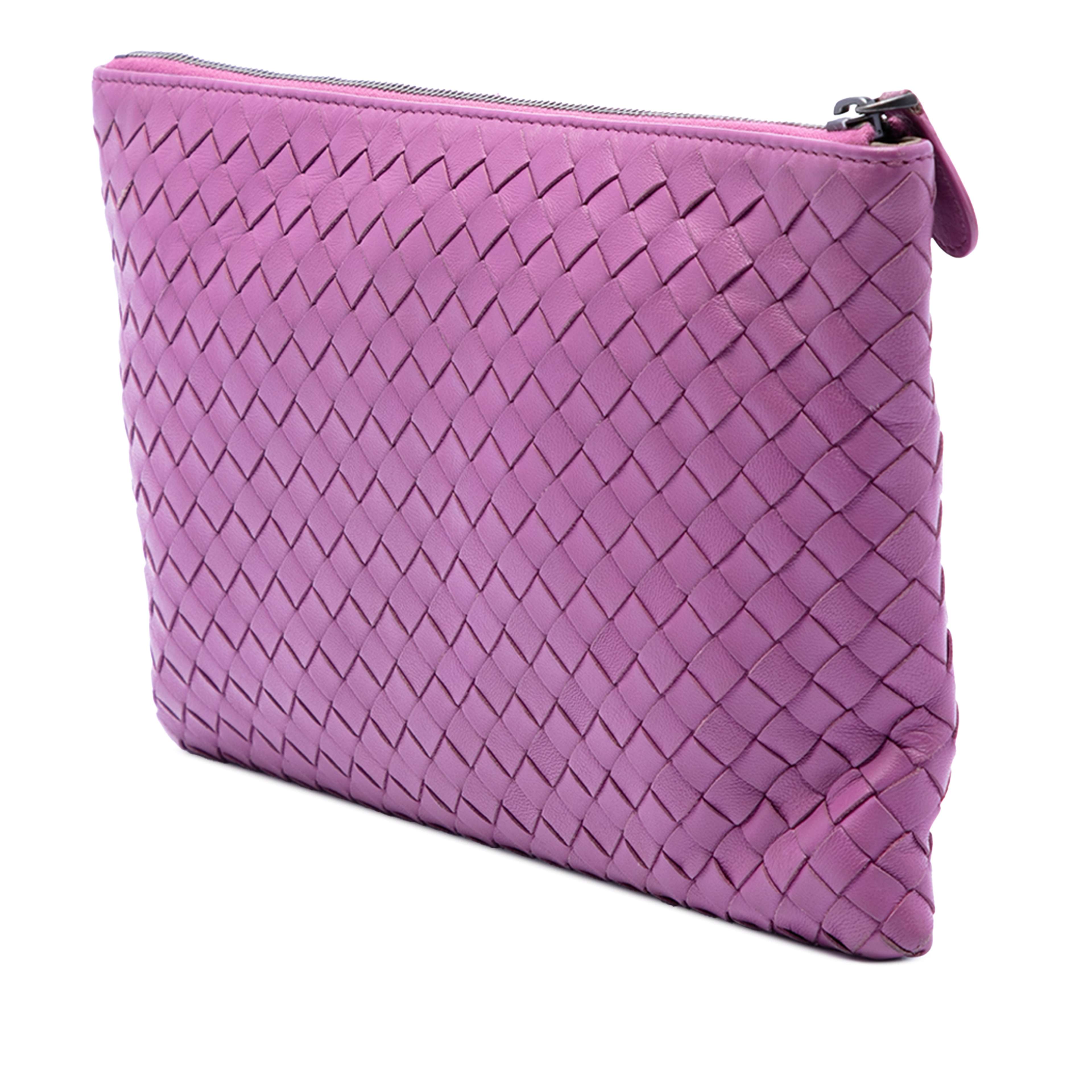 Bottega Veneta Nappa Intrecciato Clutch, från Luxclusif, i färgen purpur. Klicka för att öppna bilden i stort format