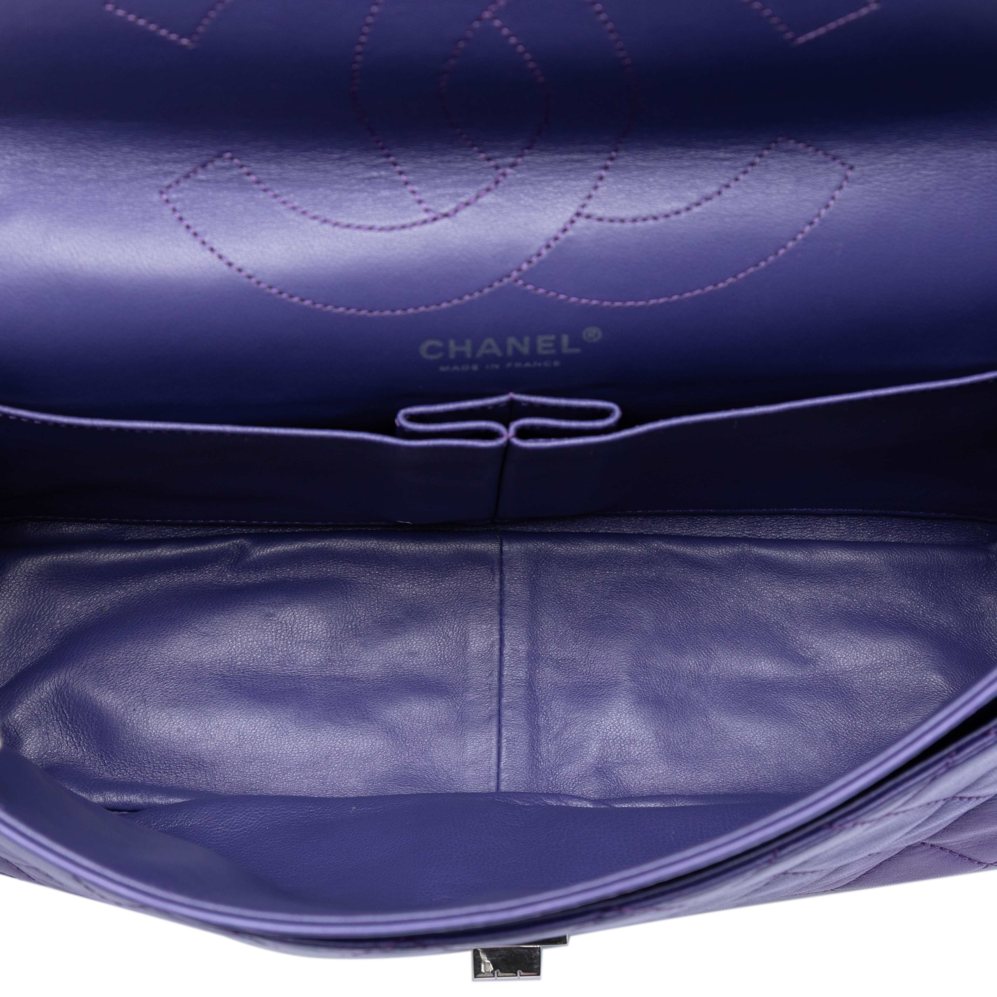 Chanel Quilted Lambskin Reissue 2.55 Double Flap 227, från Luxclusif, i färgen dark purple. Klicka för att öppna bilden i stort format
