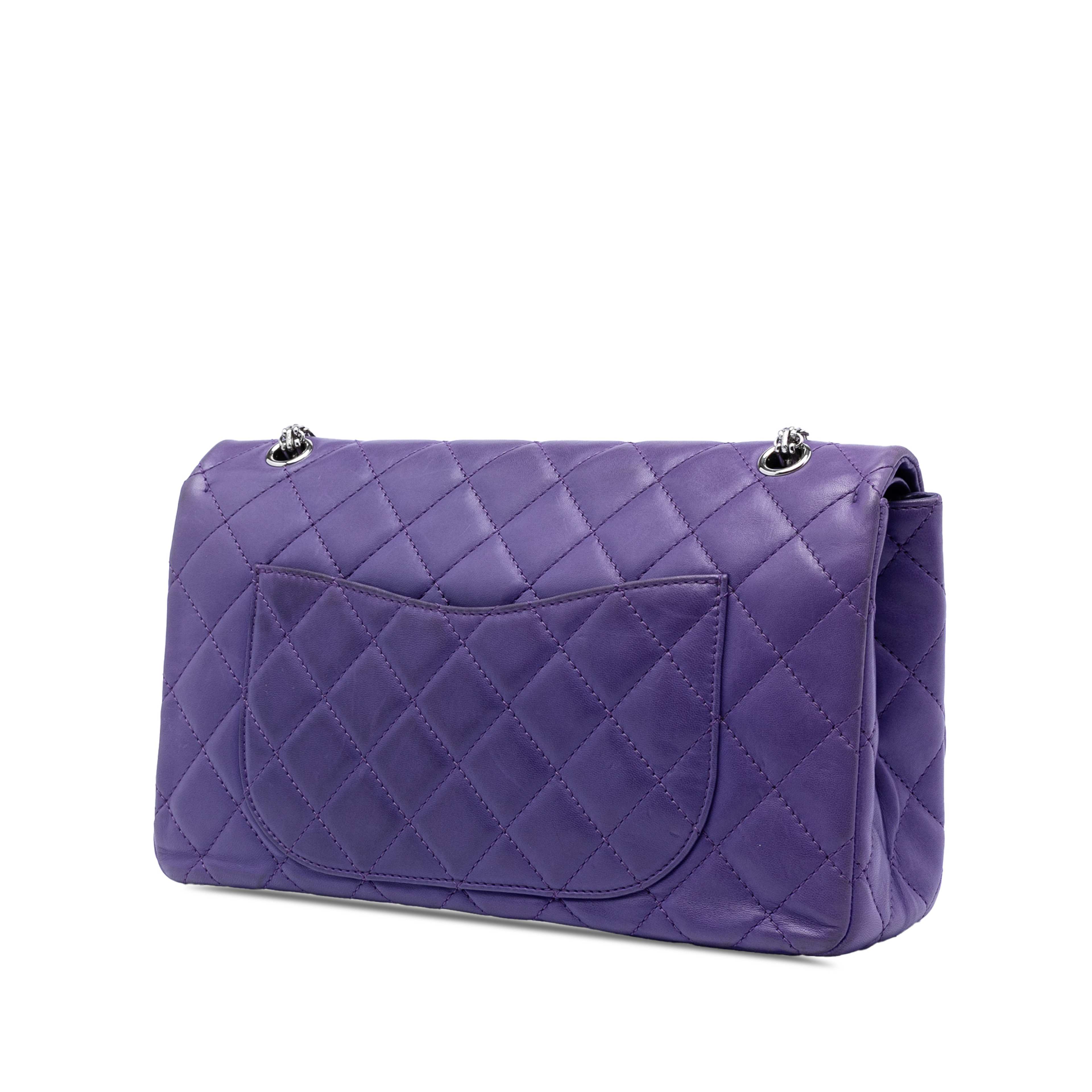 Chanel Quilted Lambskin Reissue 2.55 Double Flap 227, från Luxclusif, i färgen dark purple. Klicka för att öppna bilden i stort format