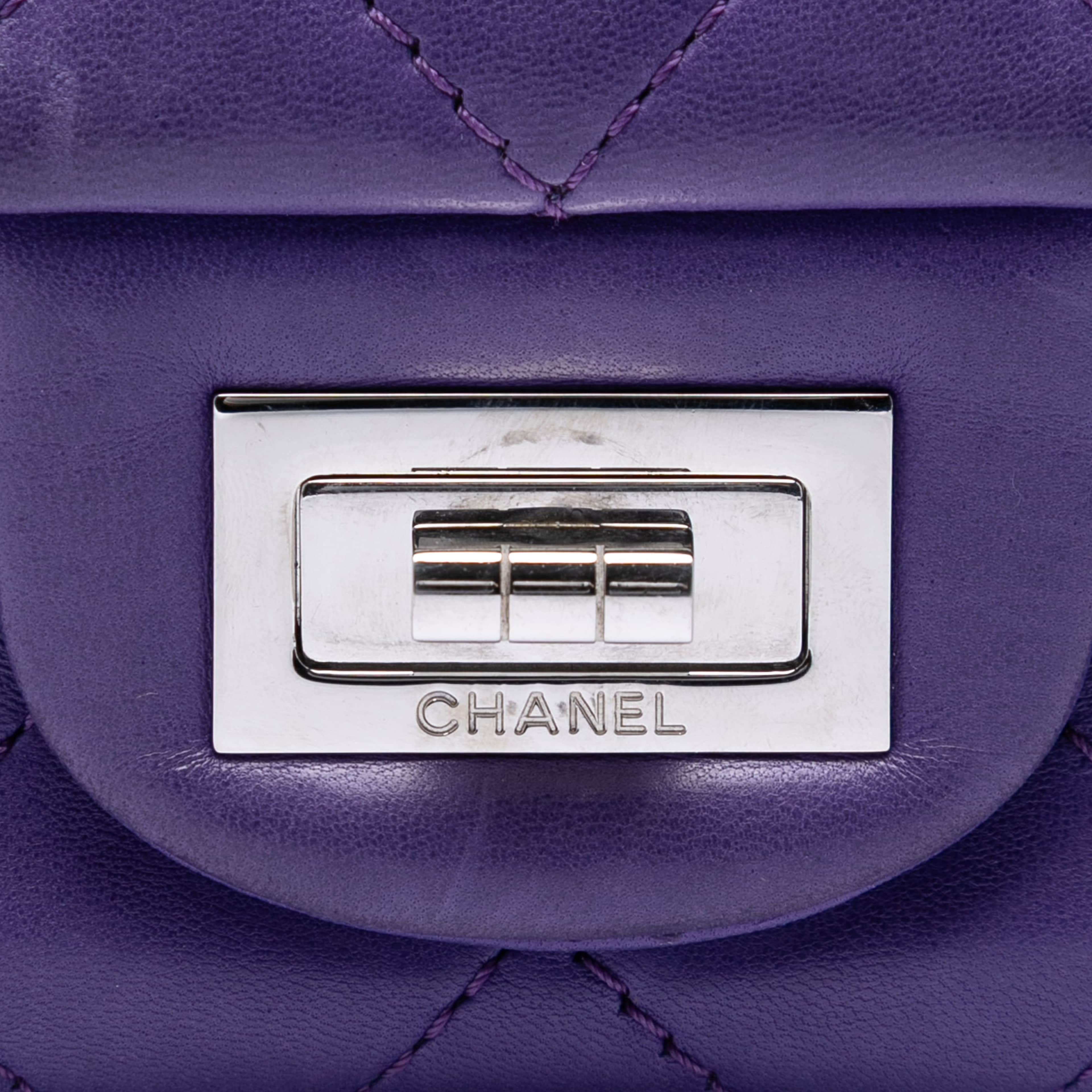 Chanel Quilted Lambskin Reissue 2.55 Double Flap 227, från Luxclusif, i färgen dark purple. Klicka för att öppna bilden i stort format