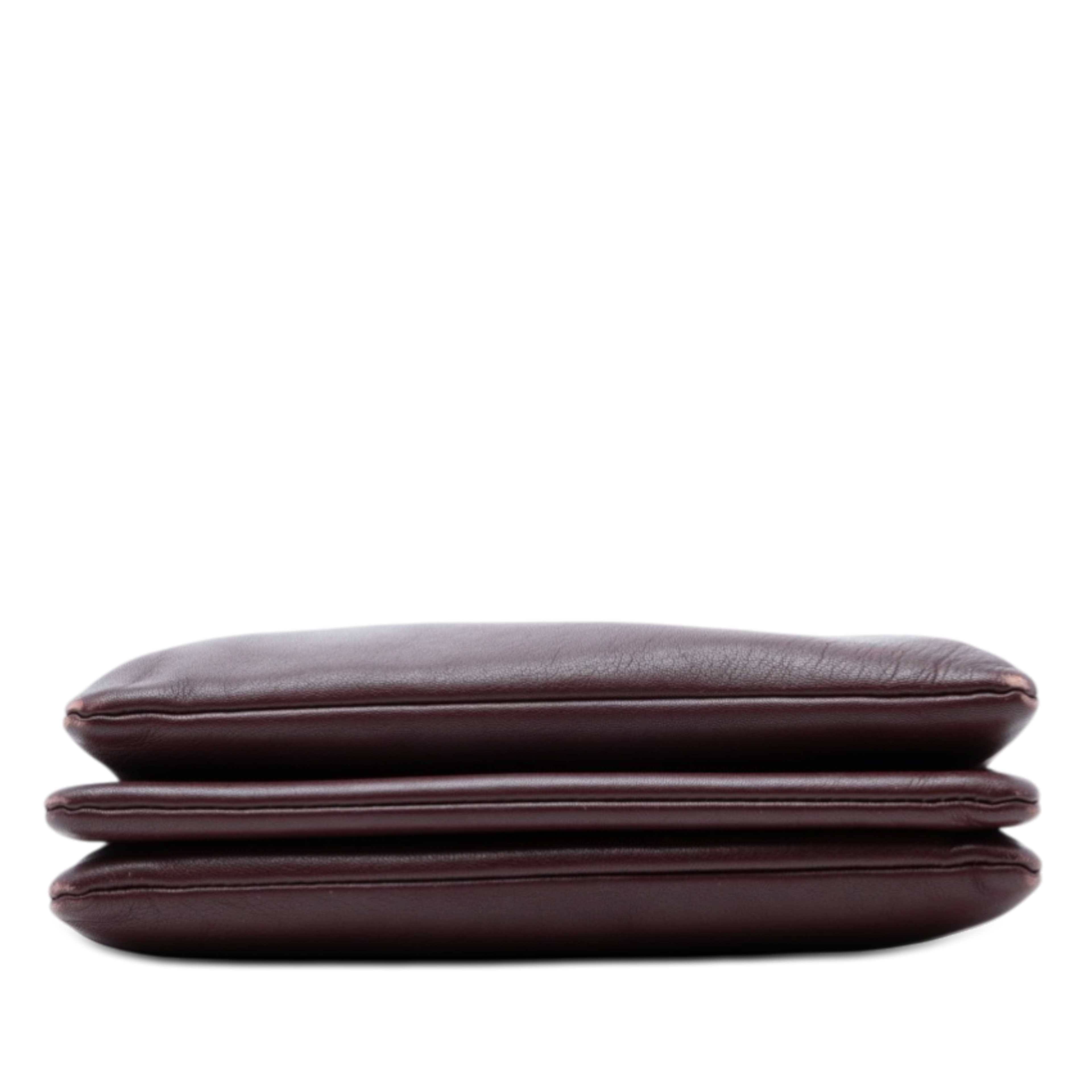 Celine Large Lambskin Trio Crossbody, från Luxclusif, i färgen bordeaux. Klicka för att öppna bilden i stort format
