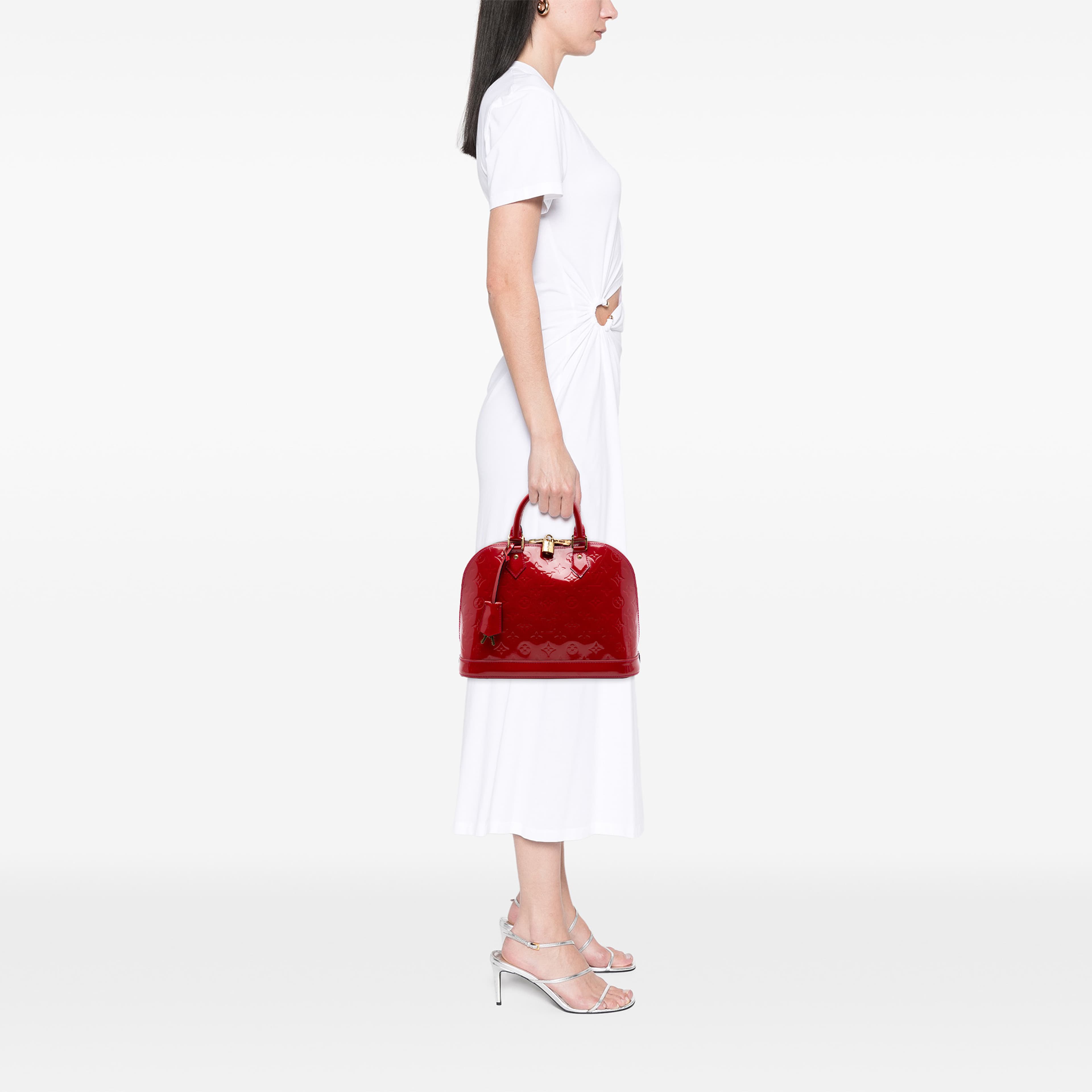 Louis Vuitton Monogram Vernis Alma Pm, från Luxclusif, i färgen röd. Klicka för att öppna bilden i stort format