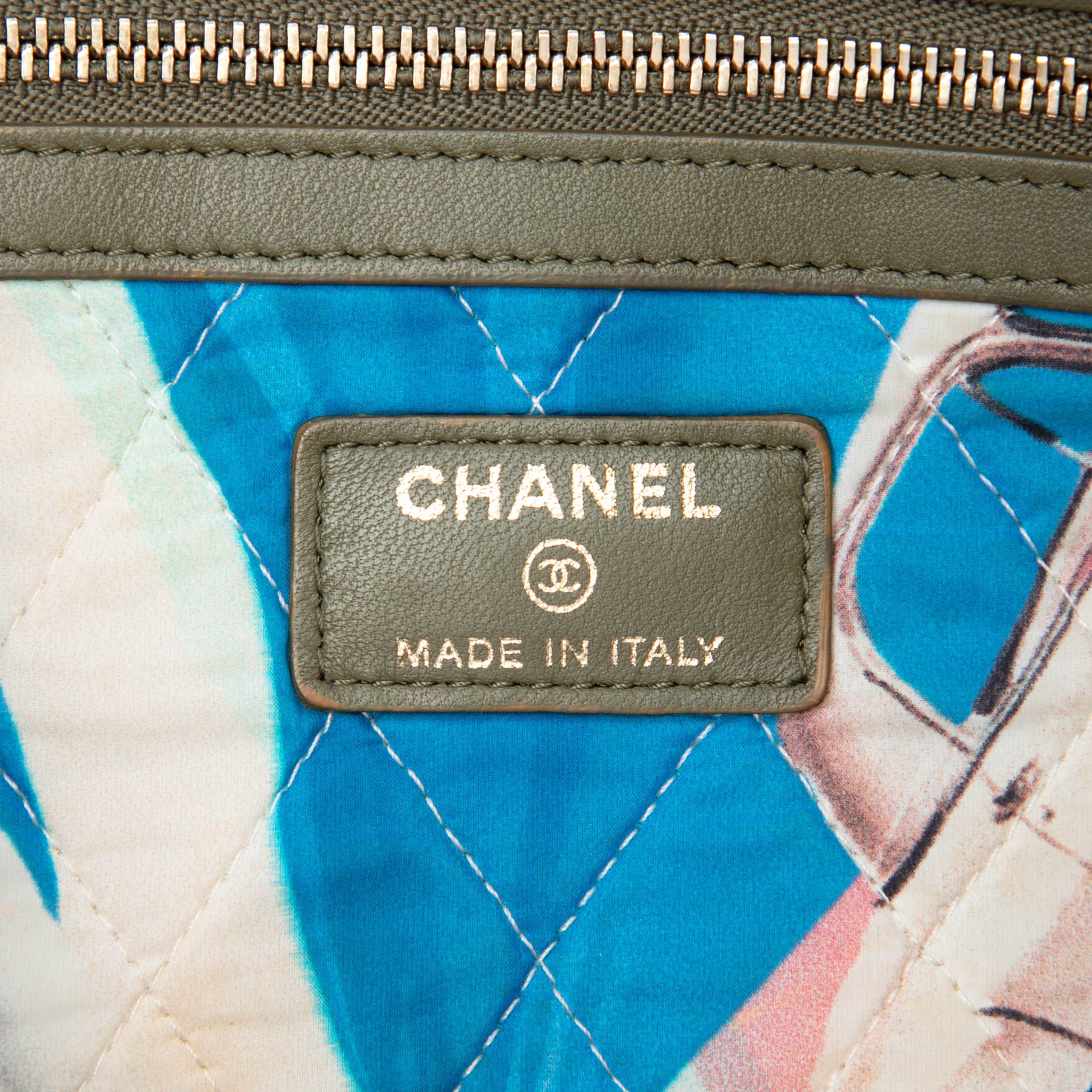 Chanel Large Quilted Lambskin Cuba La Habana O Case Clutch, från Luxclusif, i färgen grön. Klicka för att öppna bilden i stort format