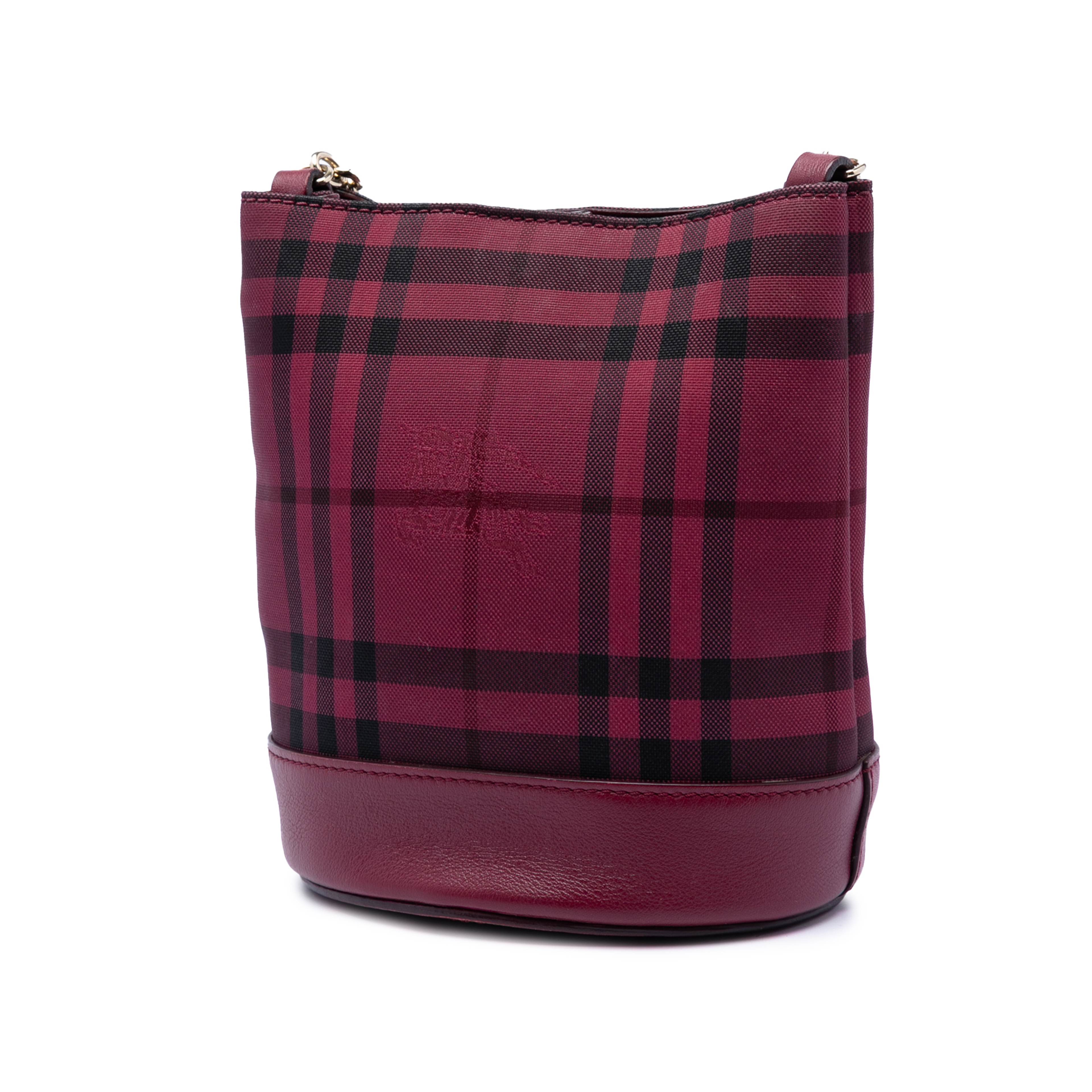 Burberry Baby Haymarket Check Nylon Overdyed Bucket Bag, från Luxclusif, i färgen röd. Klicka för att öppna bilden i stort format
