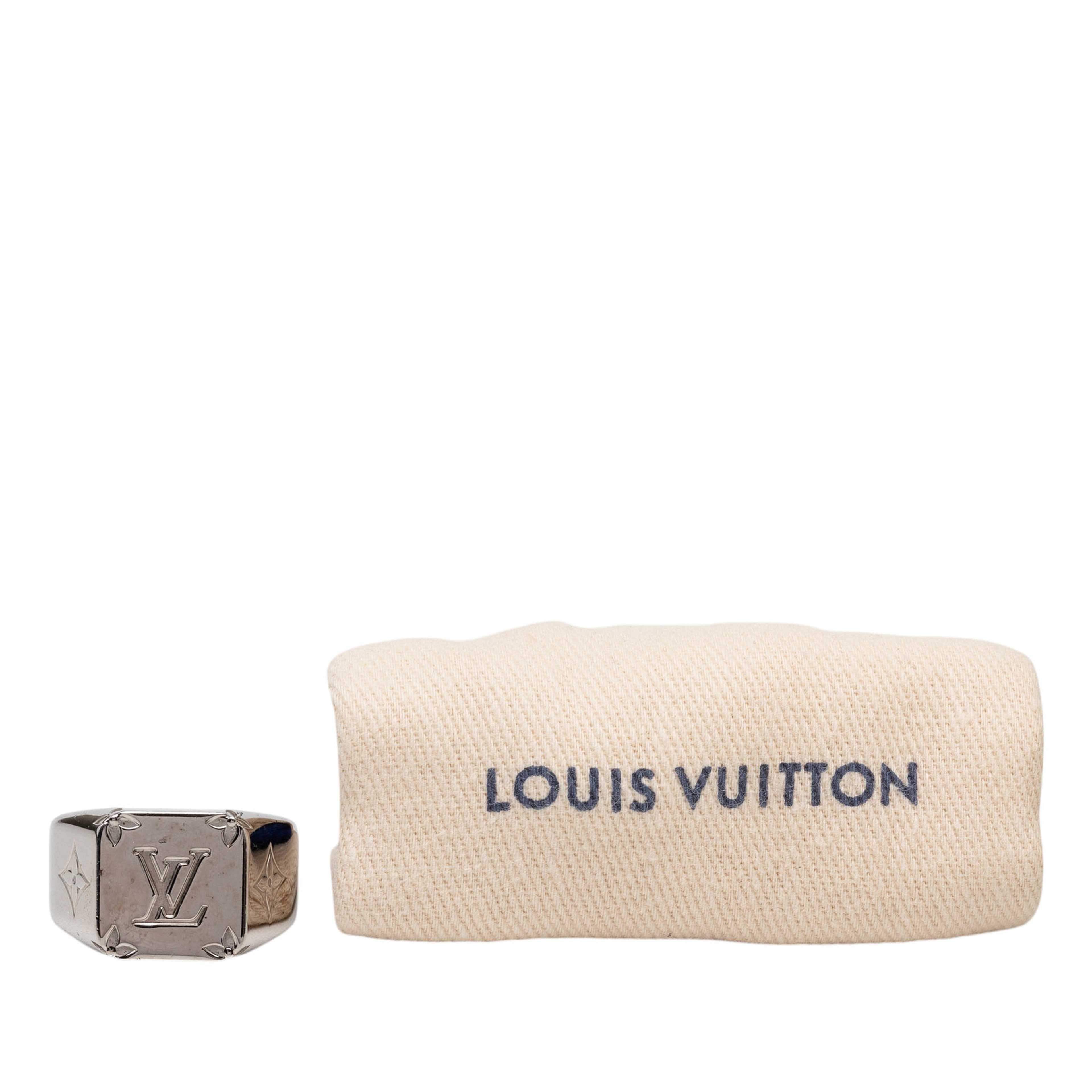 Louis Vuitton Brass Monogram Signet Ring M, från Luxclusif, i färgen silver. Klicka för att öppna bilden i stort format
