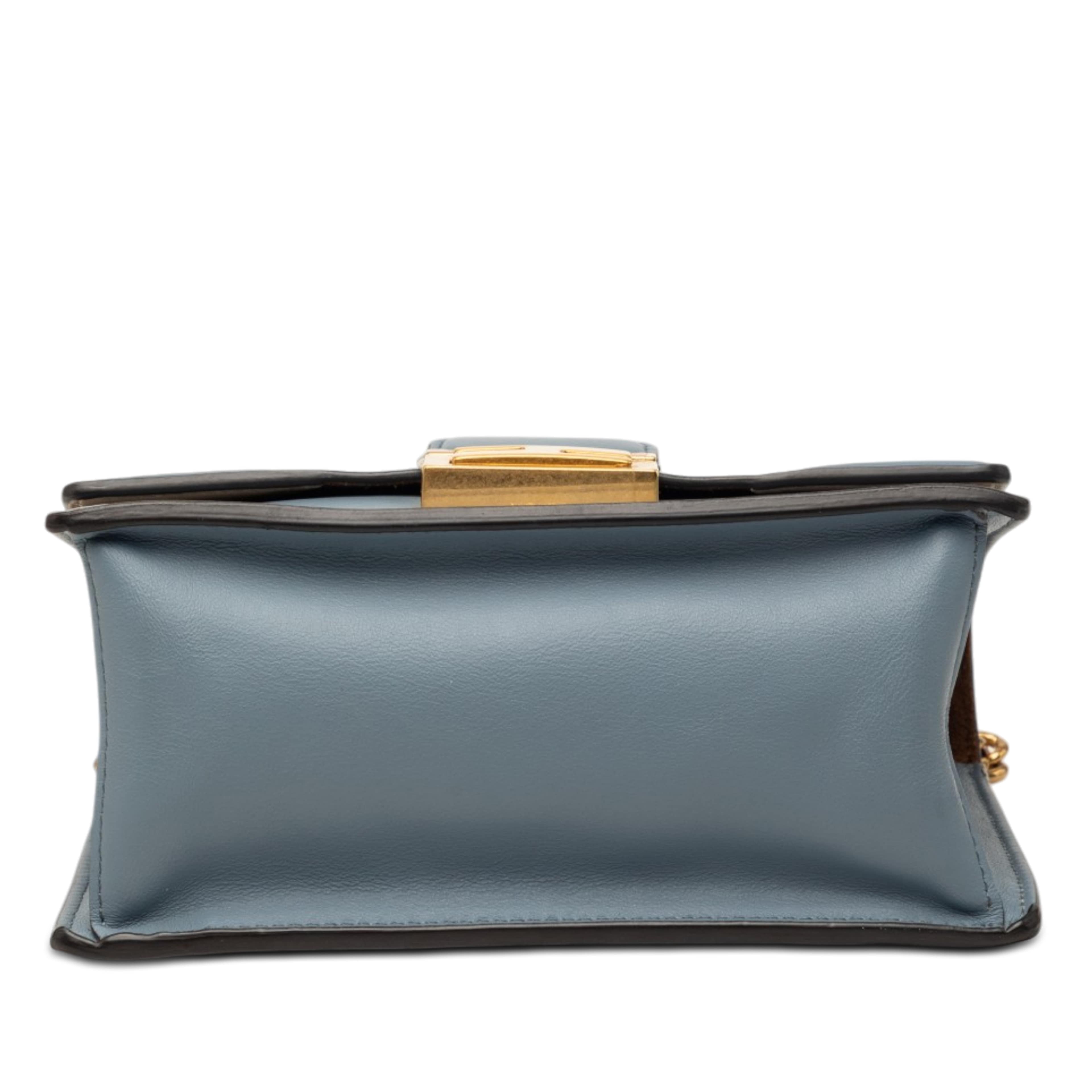 Fendi Small Leather Kan U Chain Shoulder Bag, från Luxclusif, i färgen light blue. Klicka för att öppna bilden i stort format