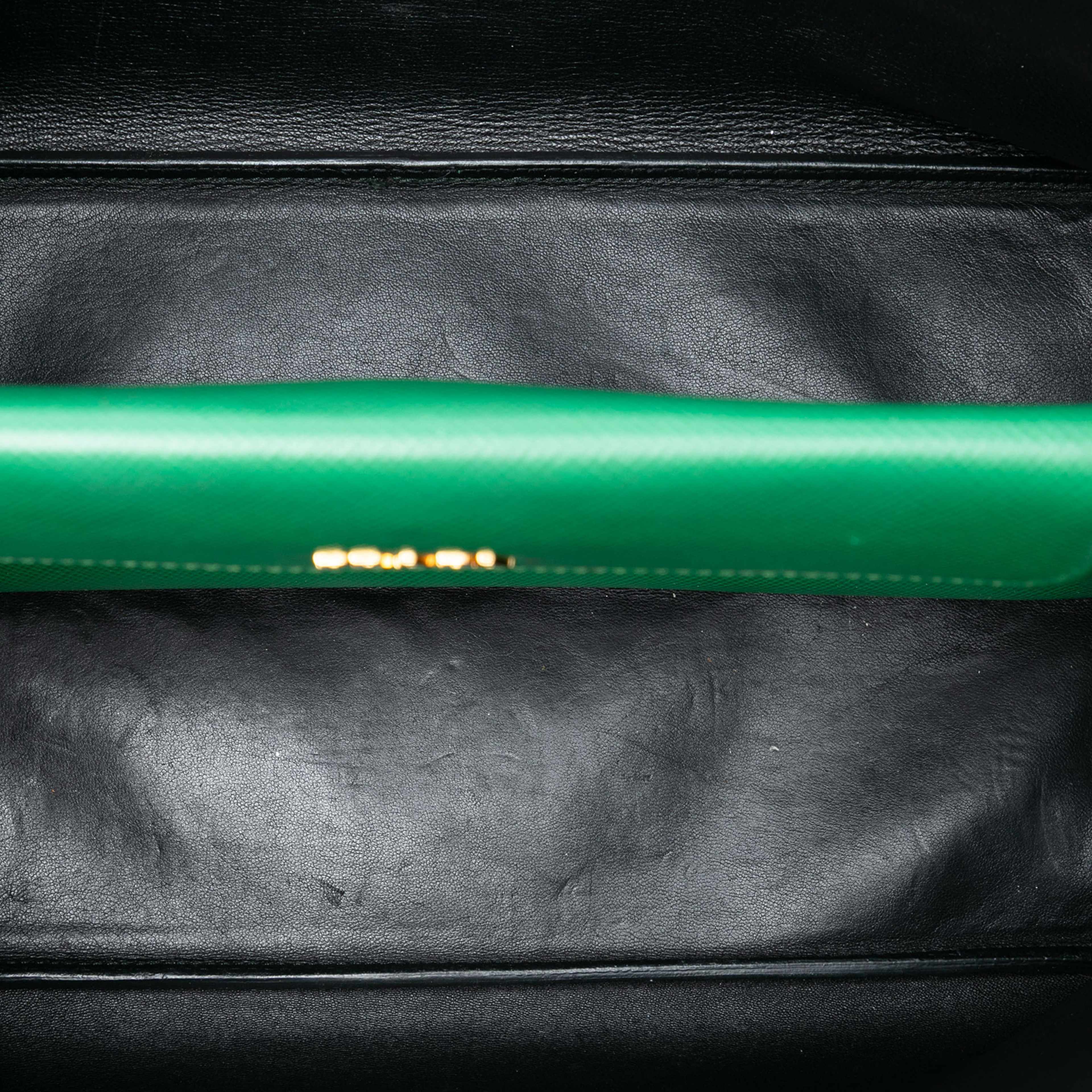 Prada Medium Saffiano Cuir Double Satchel, från Luxclusif, i färgen green. Klicka för att öppna bilden i stort format