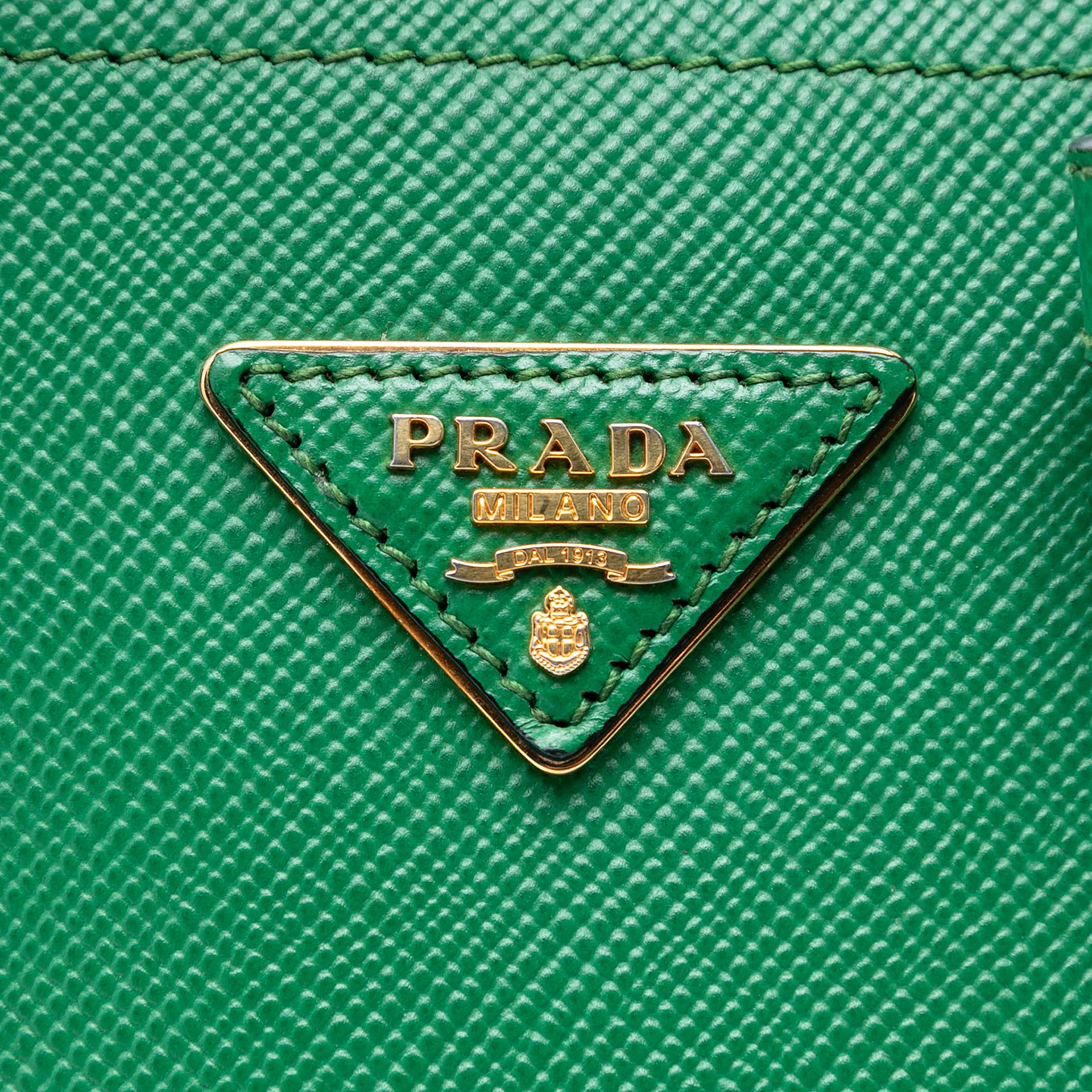 Prada Medium Saffiano Cuir Double Satchel, från Luxclusif, i färgen grön. Klicka för att öppna bilden i stort format