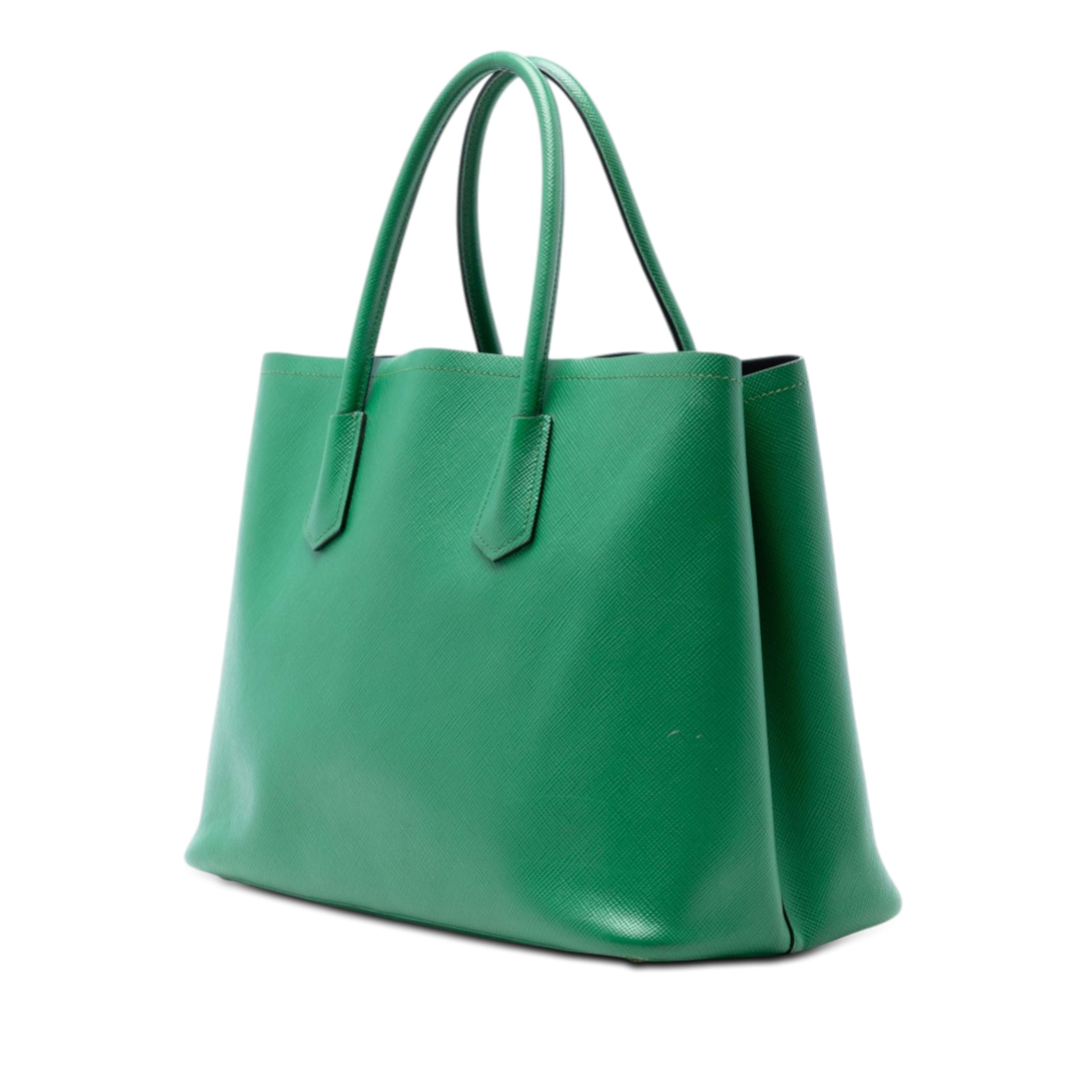 Prada Medium Saffiano Cuir Double Satchel, från Luxclusif, i färgen green. Klicka för att öppna bilden i stort format