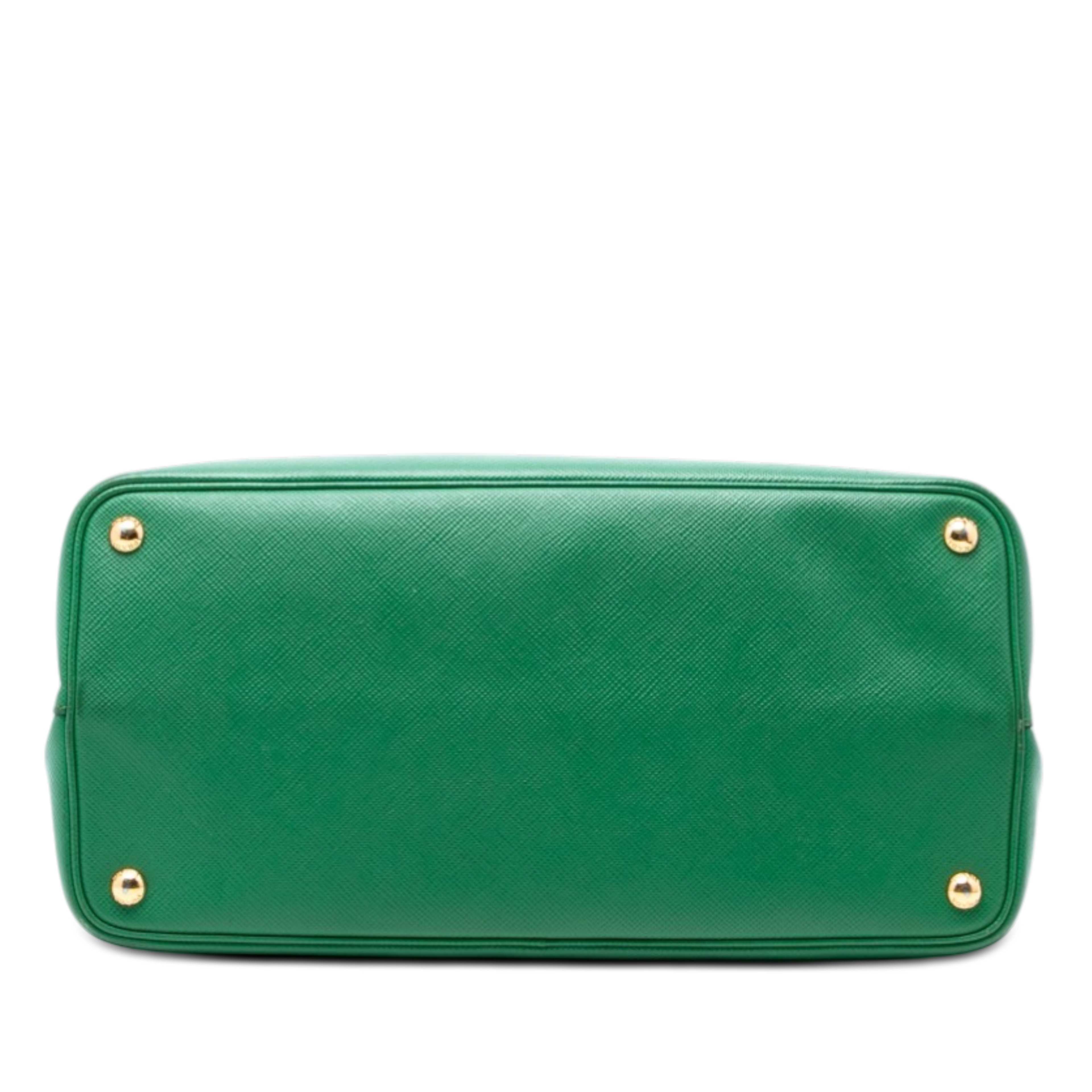 Prada Medium Saffiano Cuir Double Satchel, från Luxclusif, i färgen green. Klicka för att öppna bilden i stort format