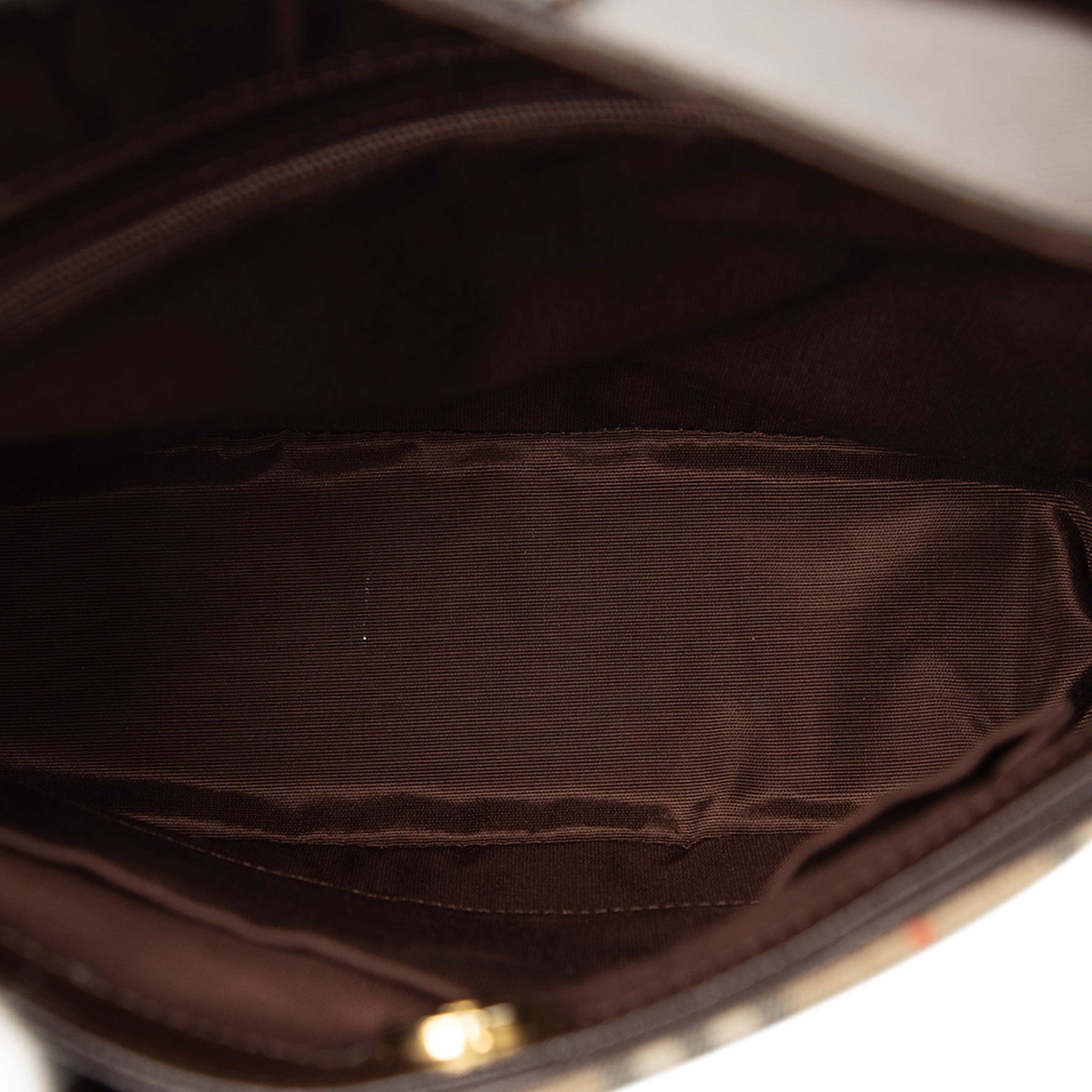 Burberry Haymarket Check Canvas Shoulder Bag, från Luxclusif, i färgen beige. Klicka för att öppna bilden i stort format