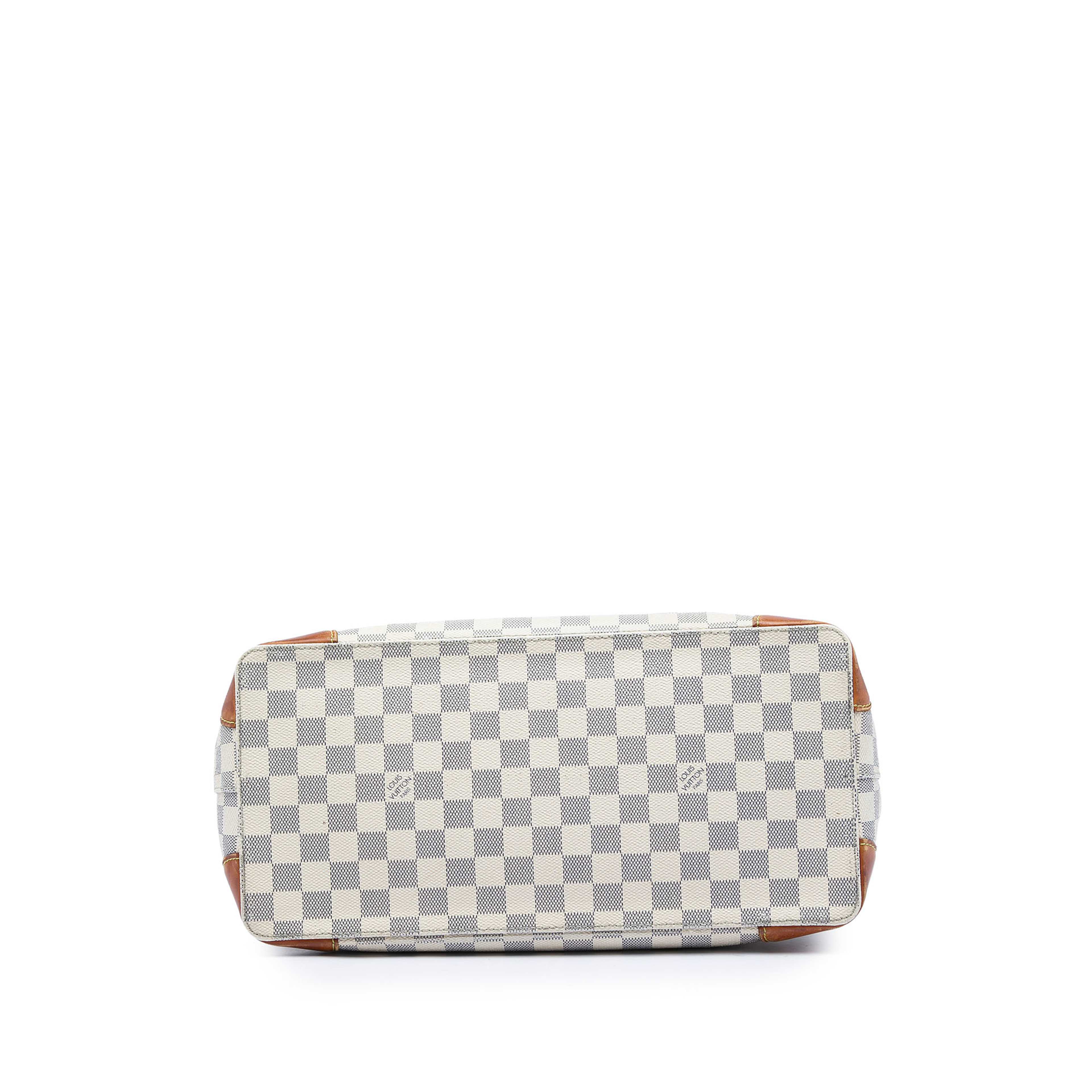 Louis Vuitton Damier Azur Hampstead Mm, från Luxclusif, i färgen vit. Klicka för att öppna bilden i stort format