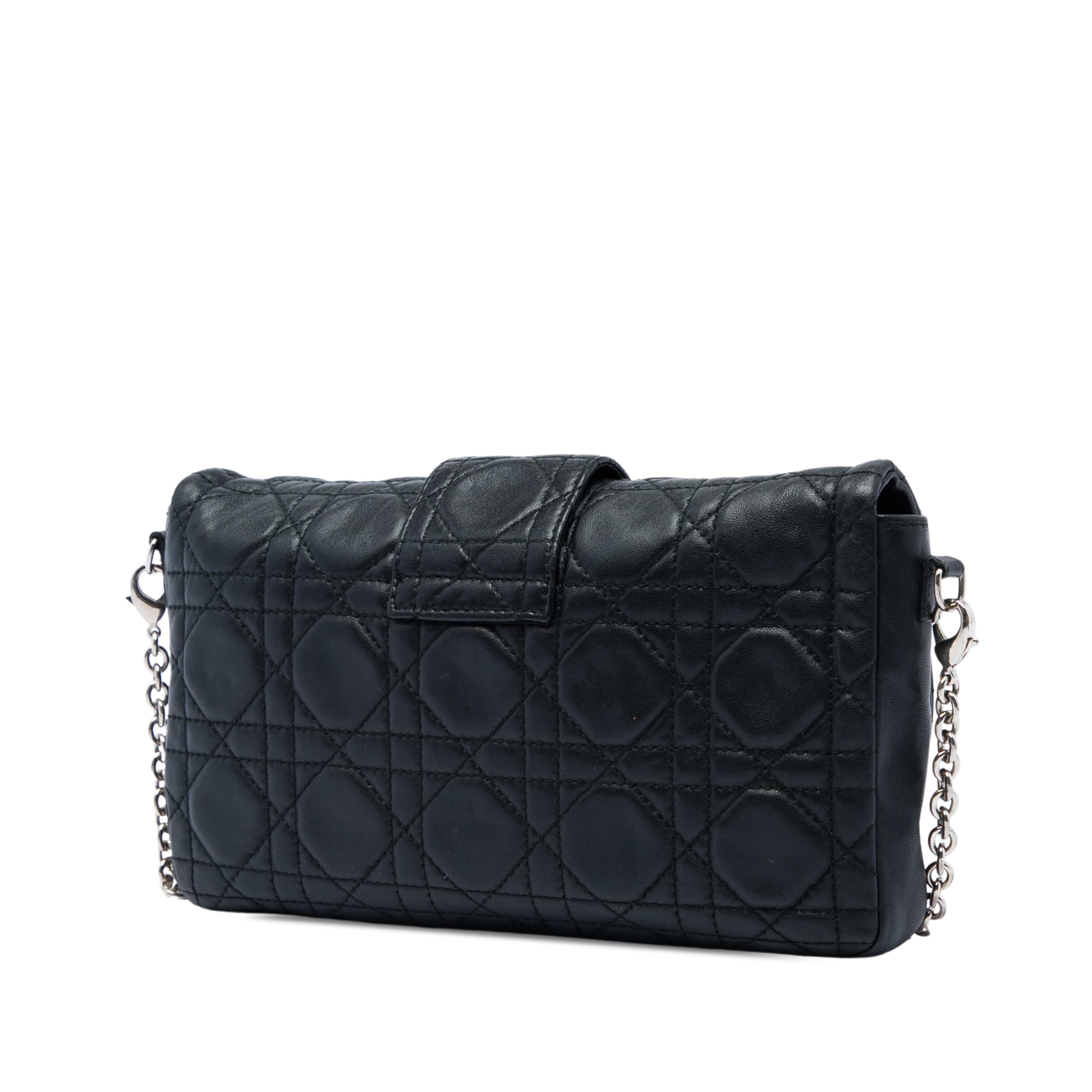 Dior Lambskin Cannage New Lock Pouch, från Luxclusif, i färgen svart. Klicka för att öppna bilden i stort format