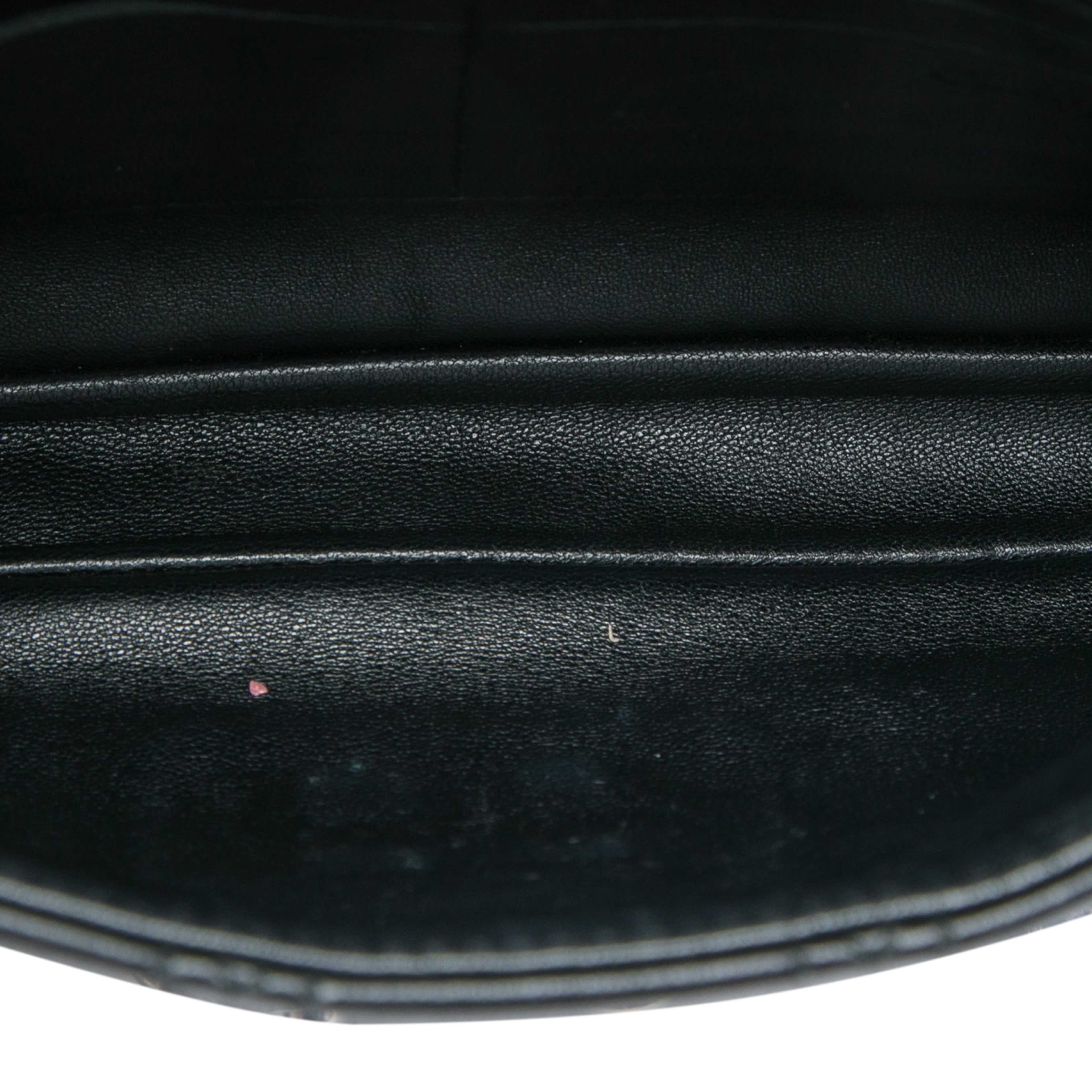 Dior Lambskin Cannage New Lock Pouch, från Luxclusif, i färgen svart. Klicka för att öppna bilden i stort format