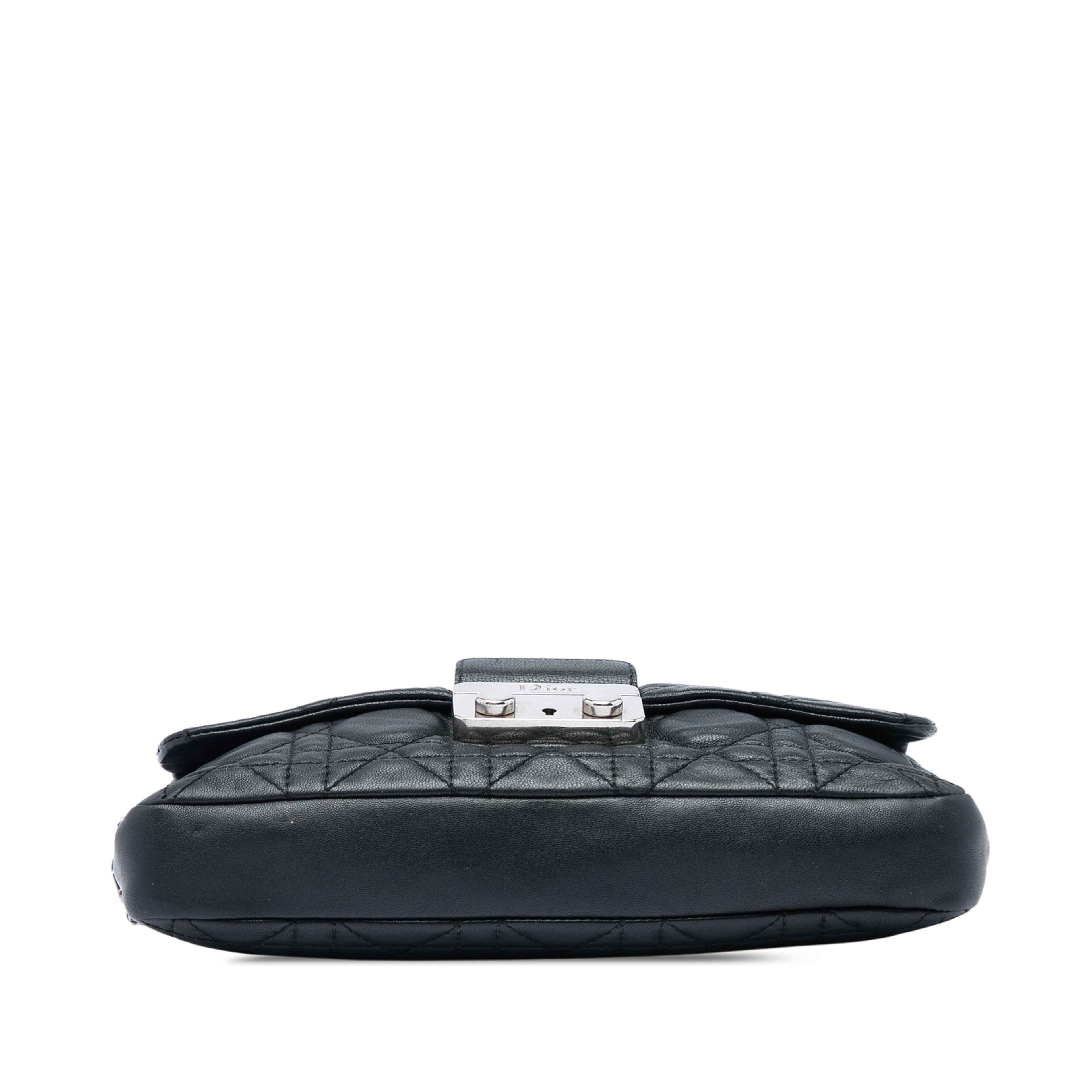 Dior Lambskin Cannage New Lock Pouch, från Luxclusif, i färgen svart. Klicka för att öppna bilden i stort format