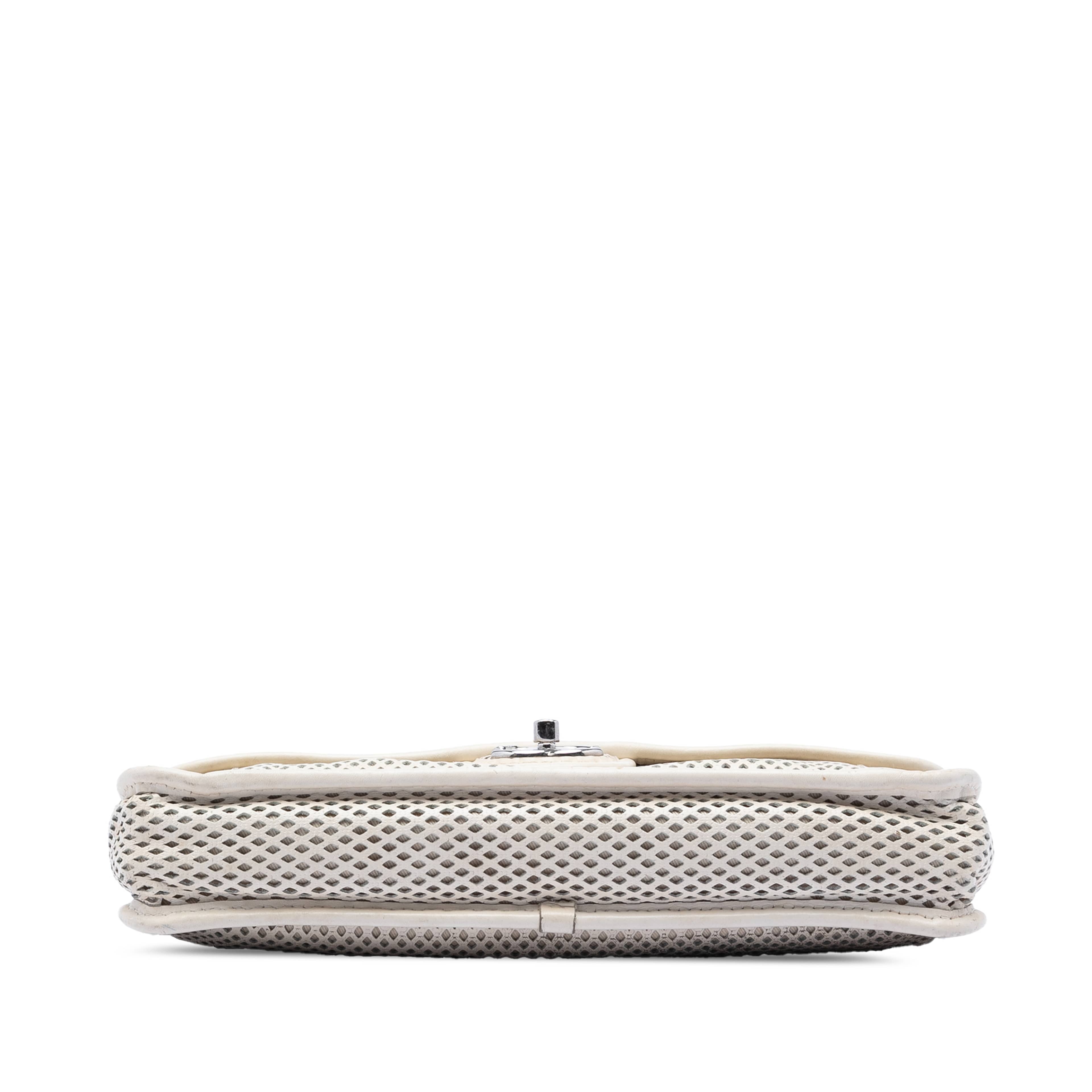 Chanel Medium Perforated Calfskin Up In The Air Flap, från Luxclusif, i färgen vit. Klicka för att öppna bilden i stort format
