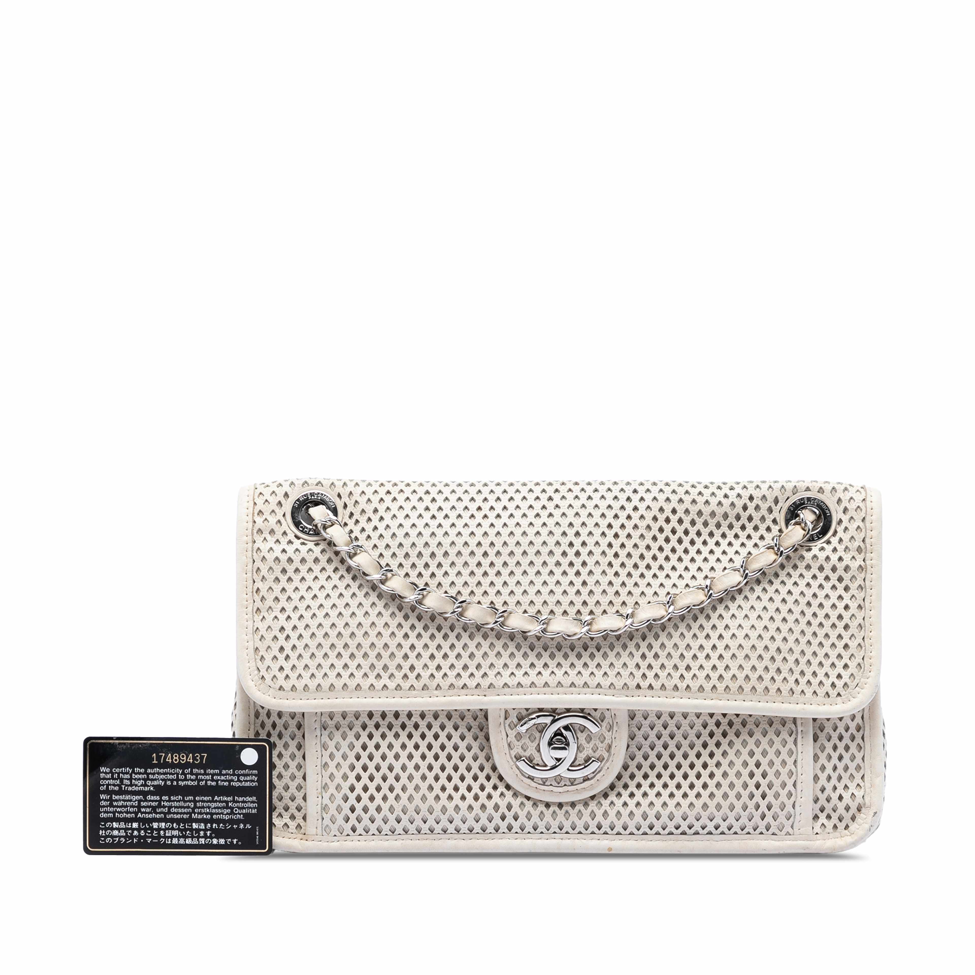 Chanel Medium Perforated Calfskin Up In The Air Flap, från Luxclusif, i färgen vit. Klicka för att öppna bilden i stort format