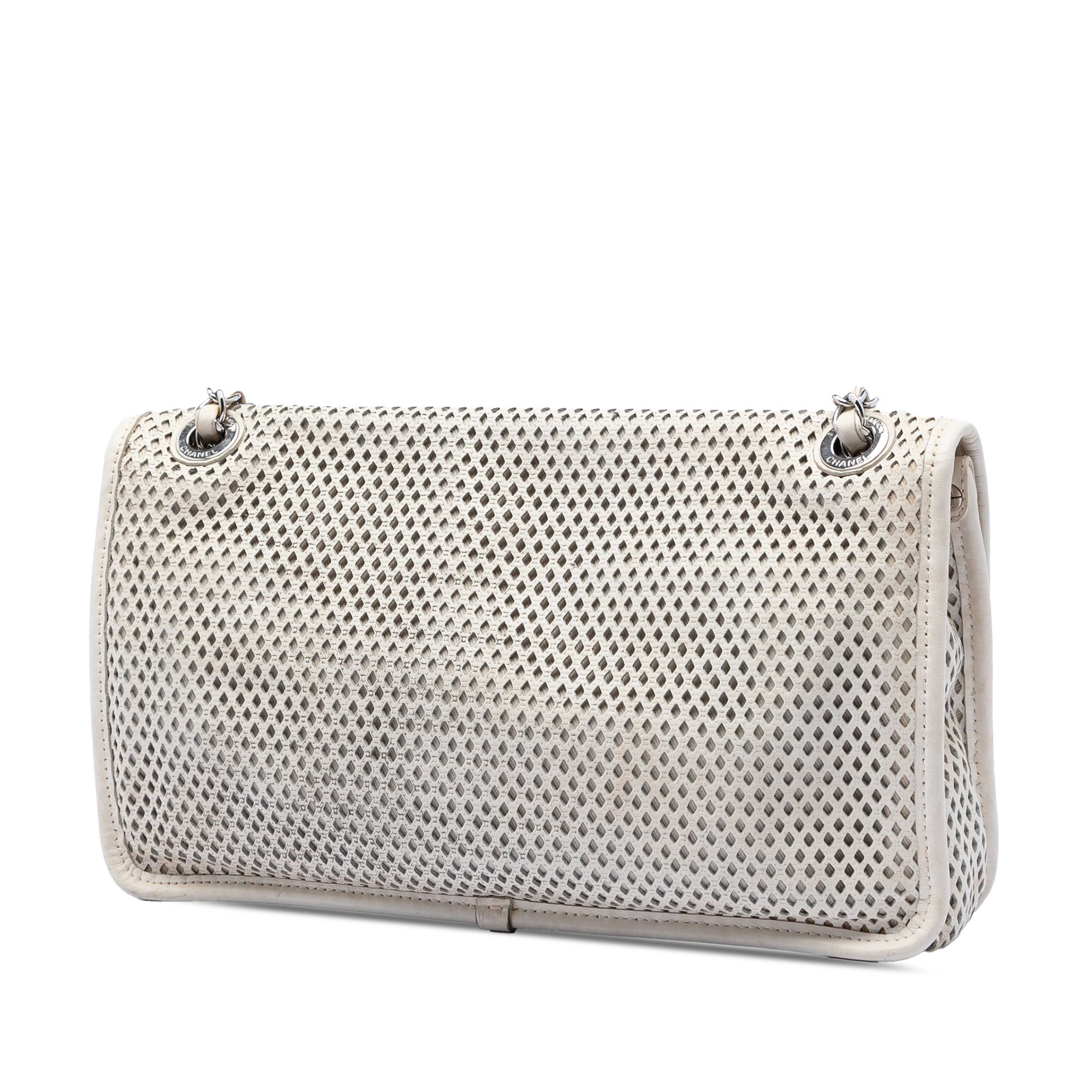 Chanel Medium Perforated Calfskin Up In The Air Flap, från Luxclusif, i färgen vit. Klicka för att öppna bilden i stort format
