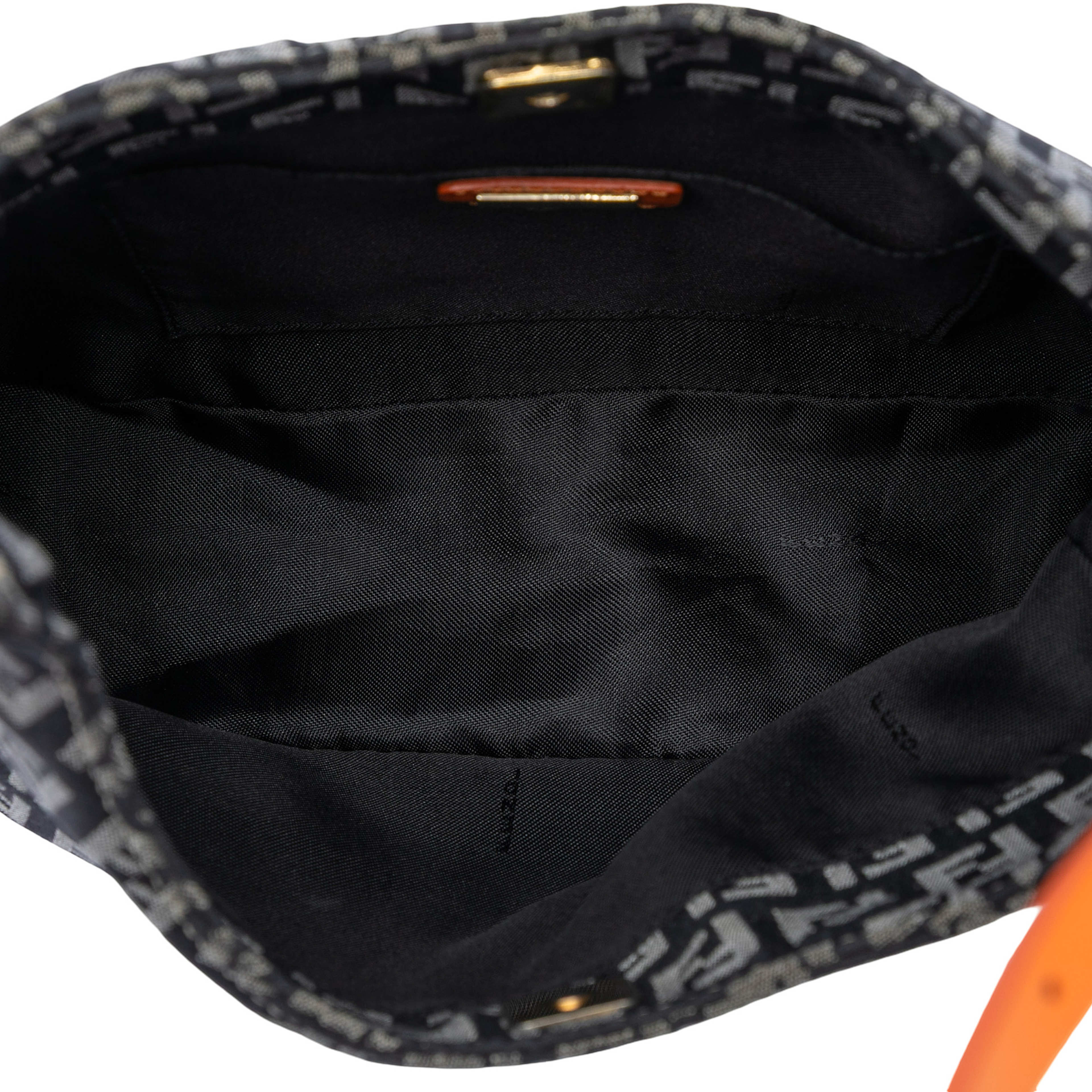 Fendi Zucchino Canvas Shoulder Bag, från Luxclusif, i färgen charcoal. Klicka för att öppna bilden i stort format