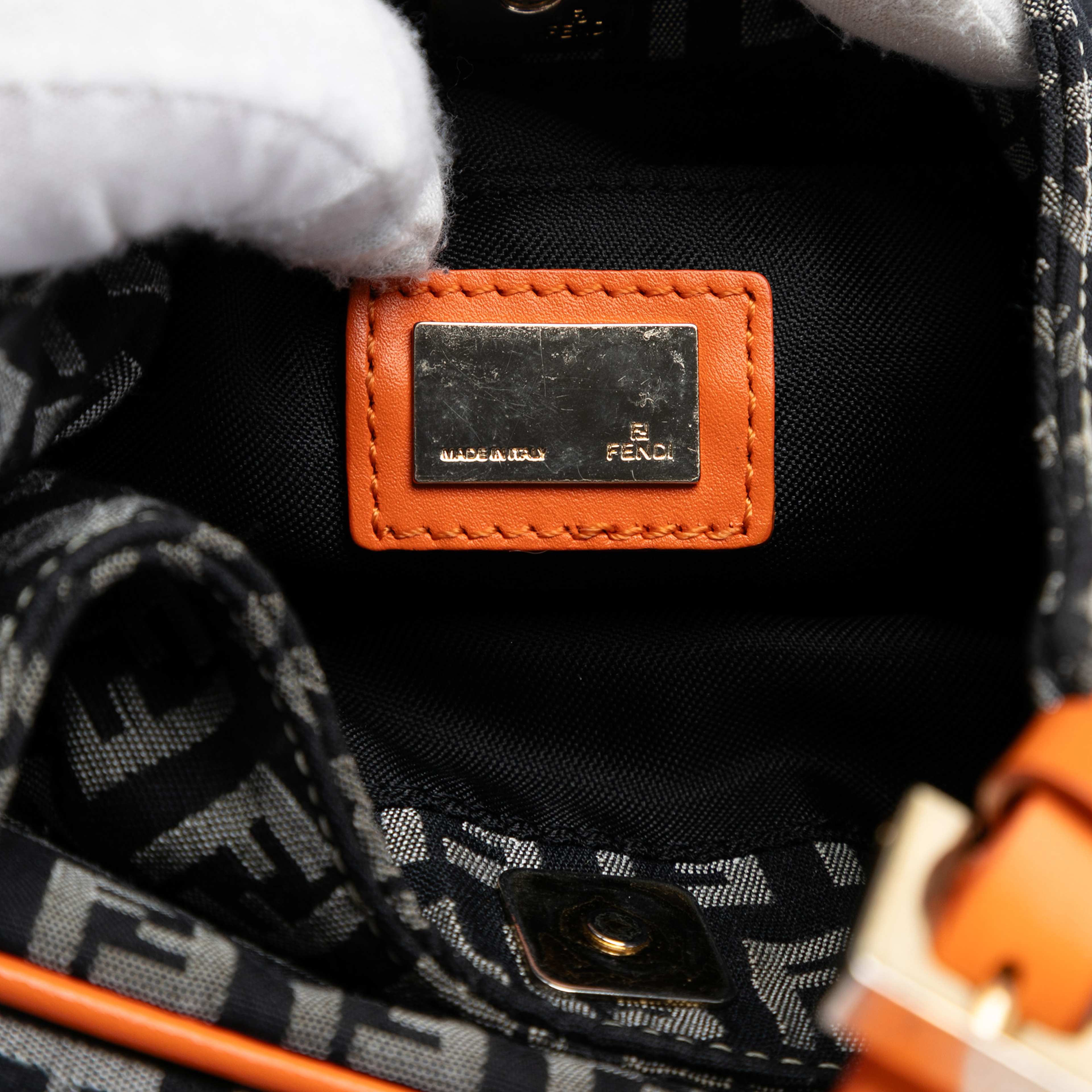 Fendi Zucchino Canvas Shoulder Bag, från Luxclusif, i färgen charcoal. Klicka för att öppna bilden i stort format