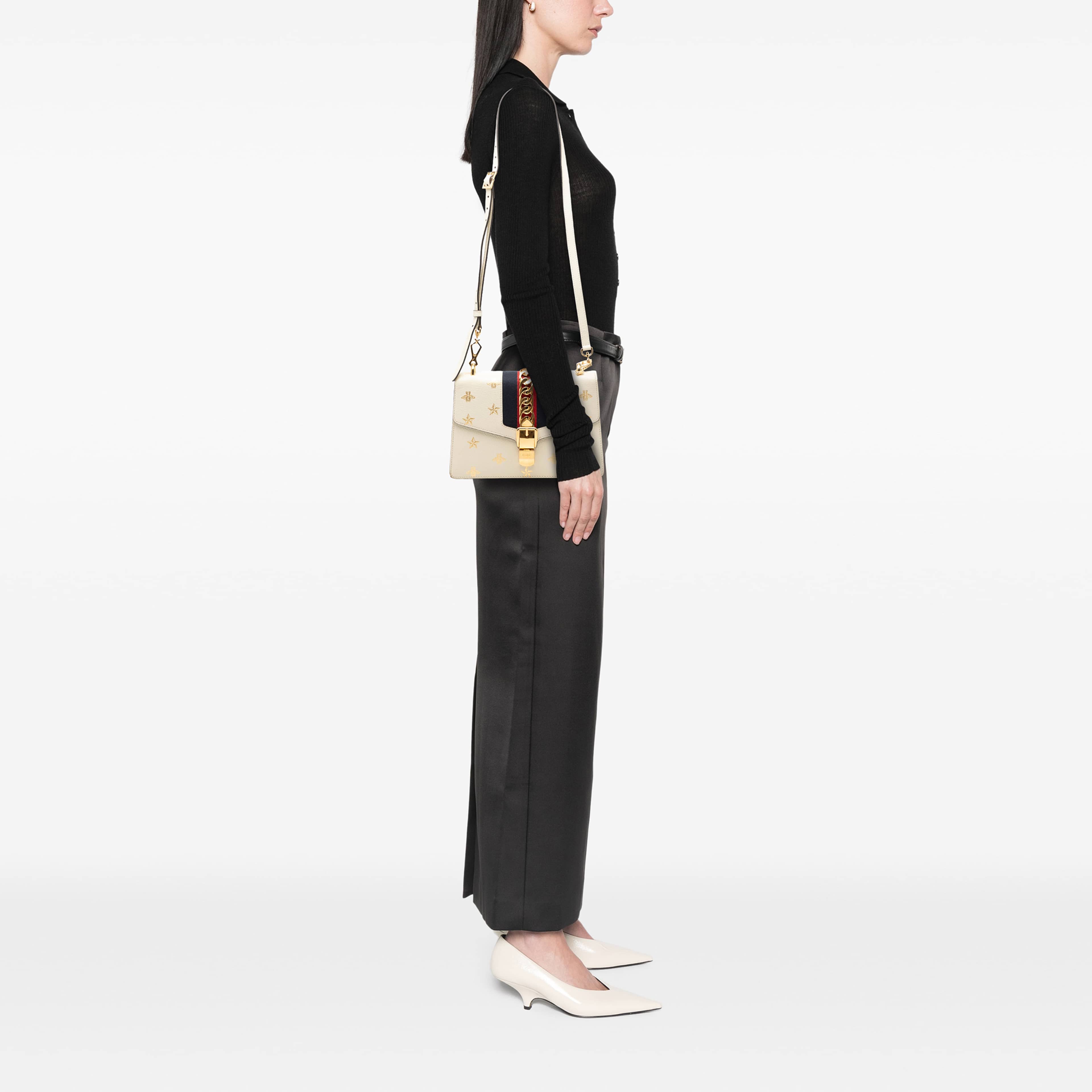 Gucci Small Calfkin Bee Star Sylvie Satchel, från Luxclusif, i färgen vit. Klicka för att öppna bilden i stort format