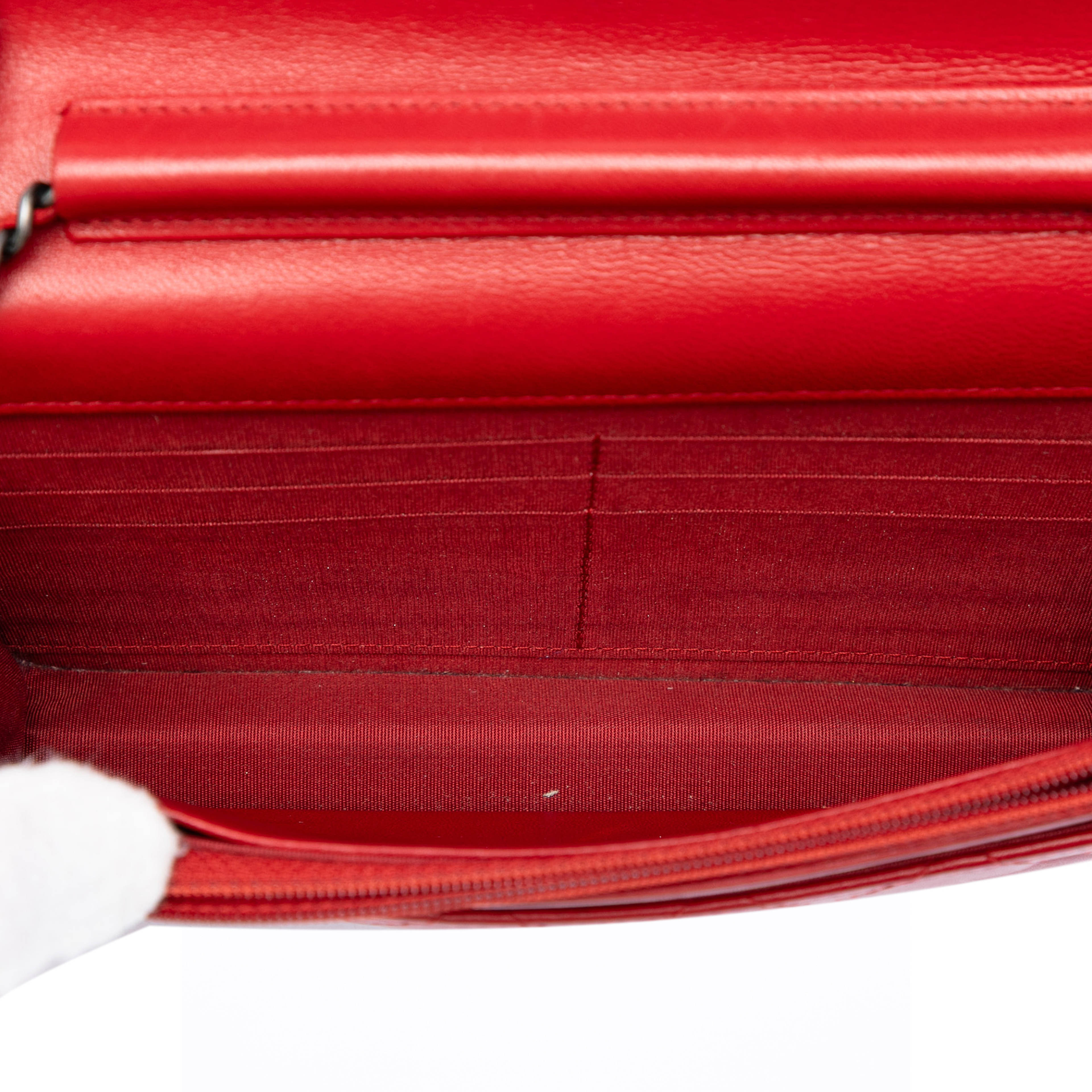 Chanel Quilted Lambskin Boy Wallet On Chain, från Luxclusif, i färgen red. Klicka för att öppna bilden i stort format
