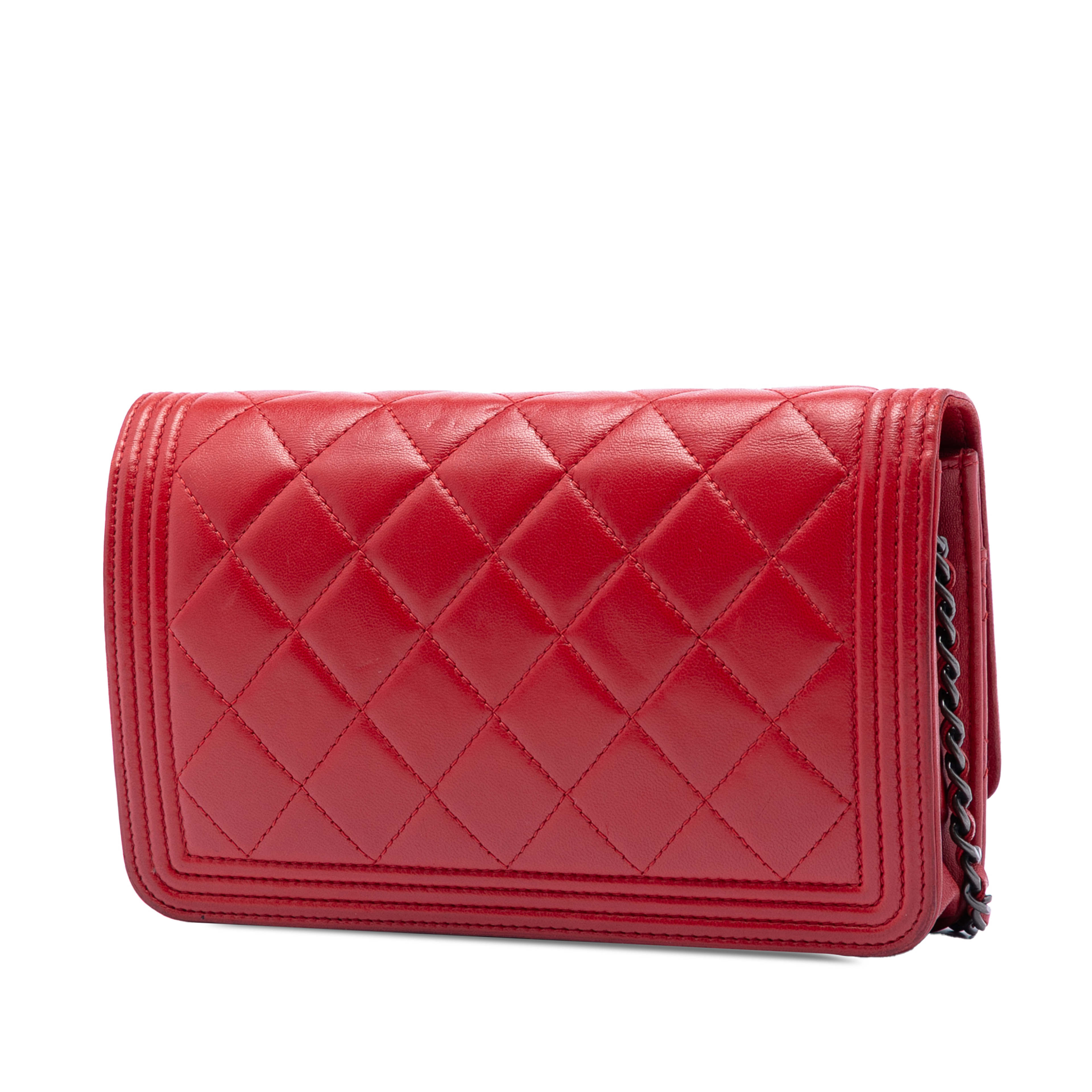 Chanel Quilted Lambskin Boy Wallet On Chain, från Luxclusif, i färgen red. Klicka för att öppna bilden i stort format