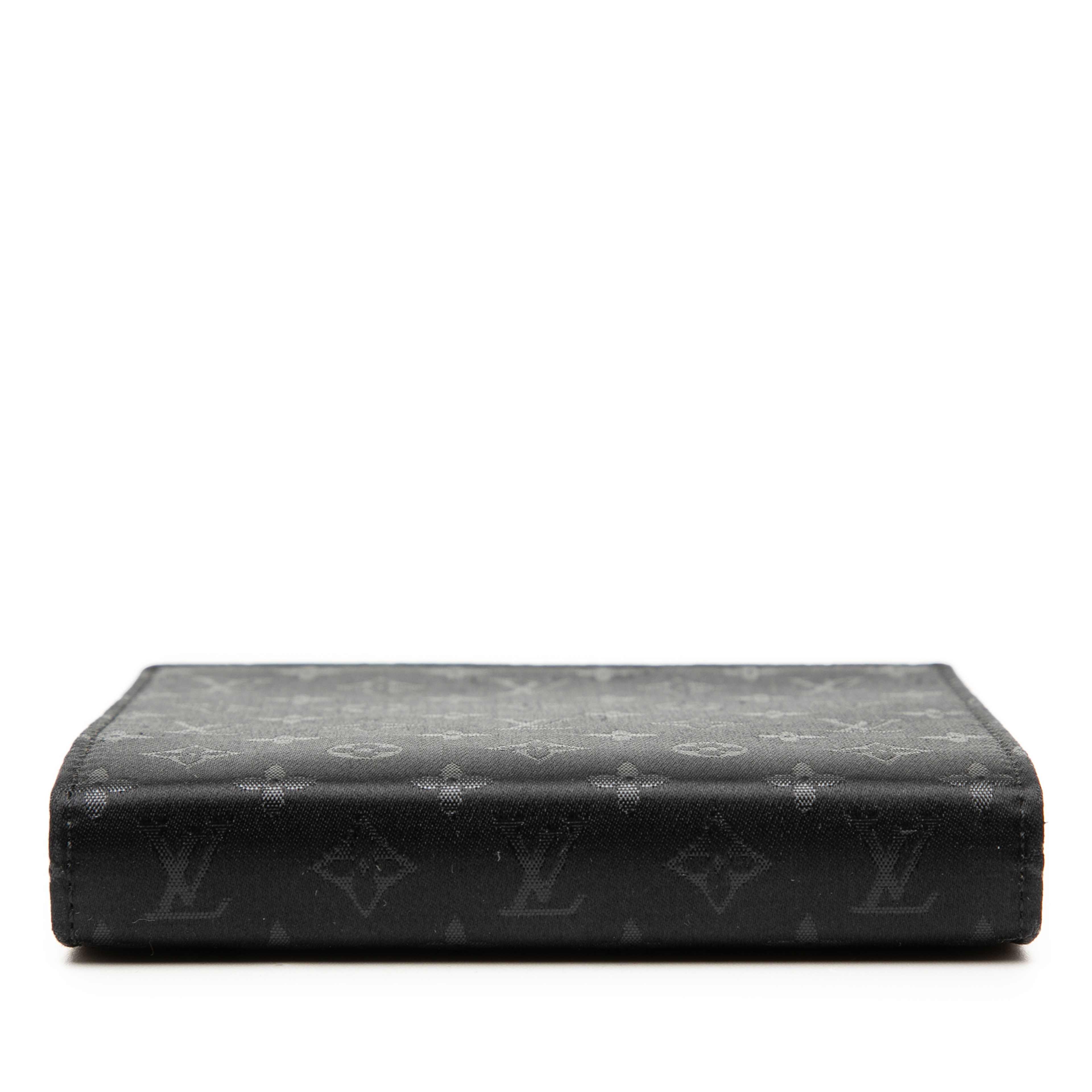 Louis Vuitton Monogram Satin Mini Ange, från Luxclusif, i färgen svart. Klicka för att öppna bilden i stort format