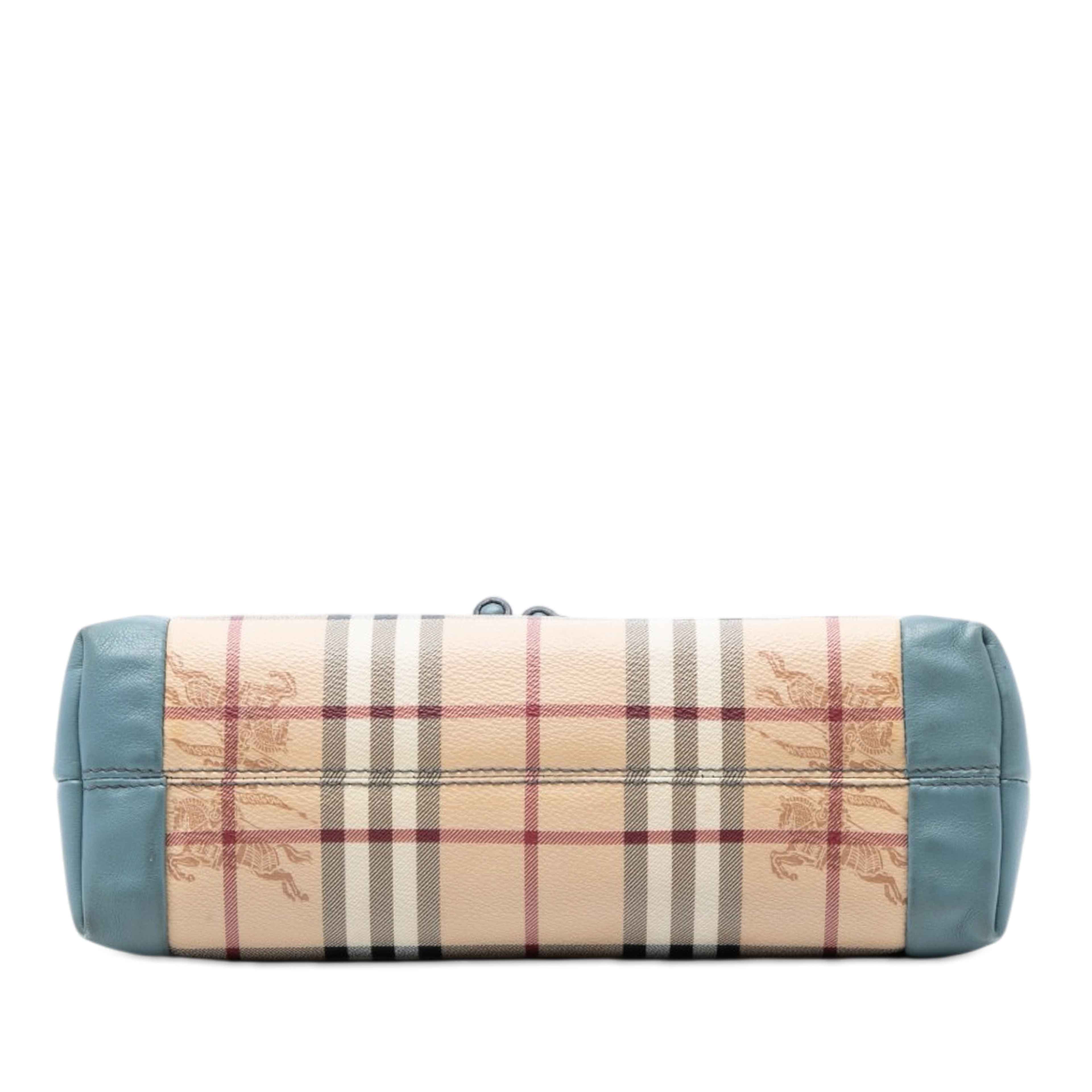 Burberry Haymarket Check Coated Canvas Leah Crossbody, från Luxclusif, i färgen blå. Klicka för att öppna bilden i stort format