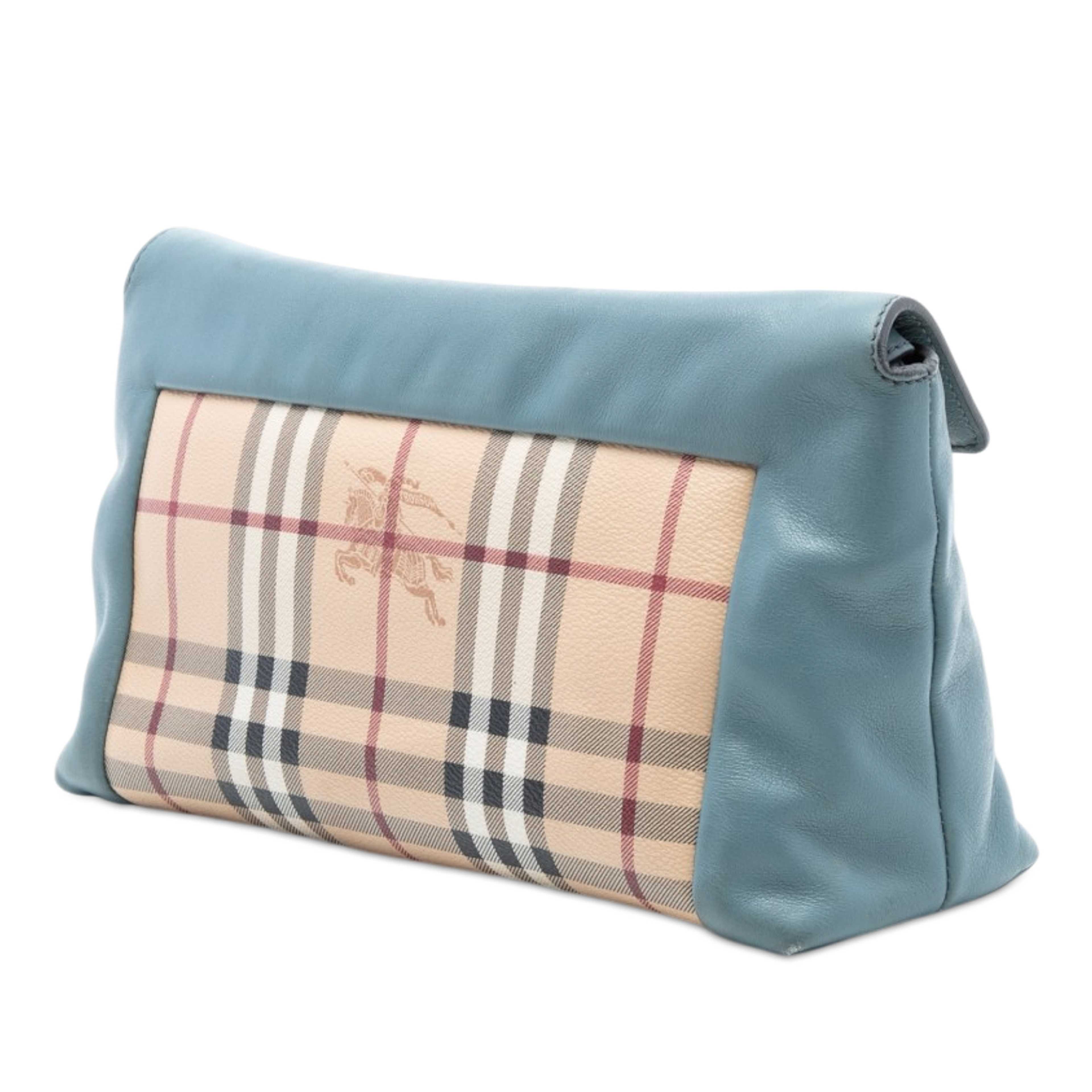 Burberry Haymarket Check Coated Canvas Leah Crossbody, från Luxclusif, i färgen blå. Klicka för att öppna bilden i stort format