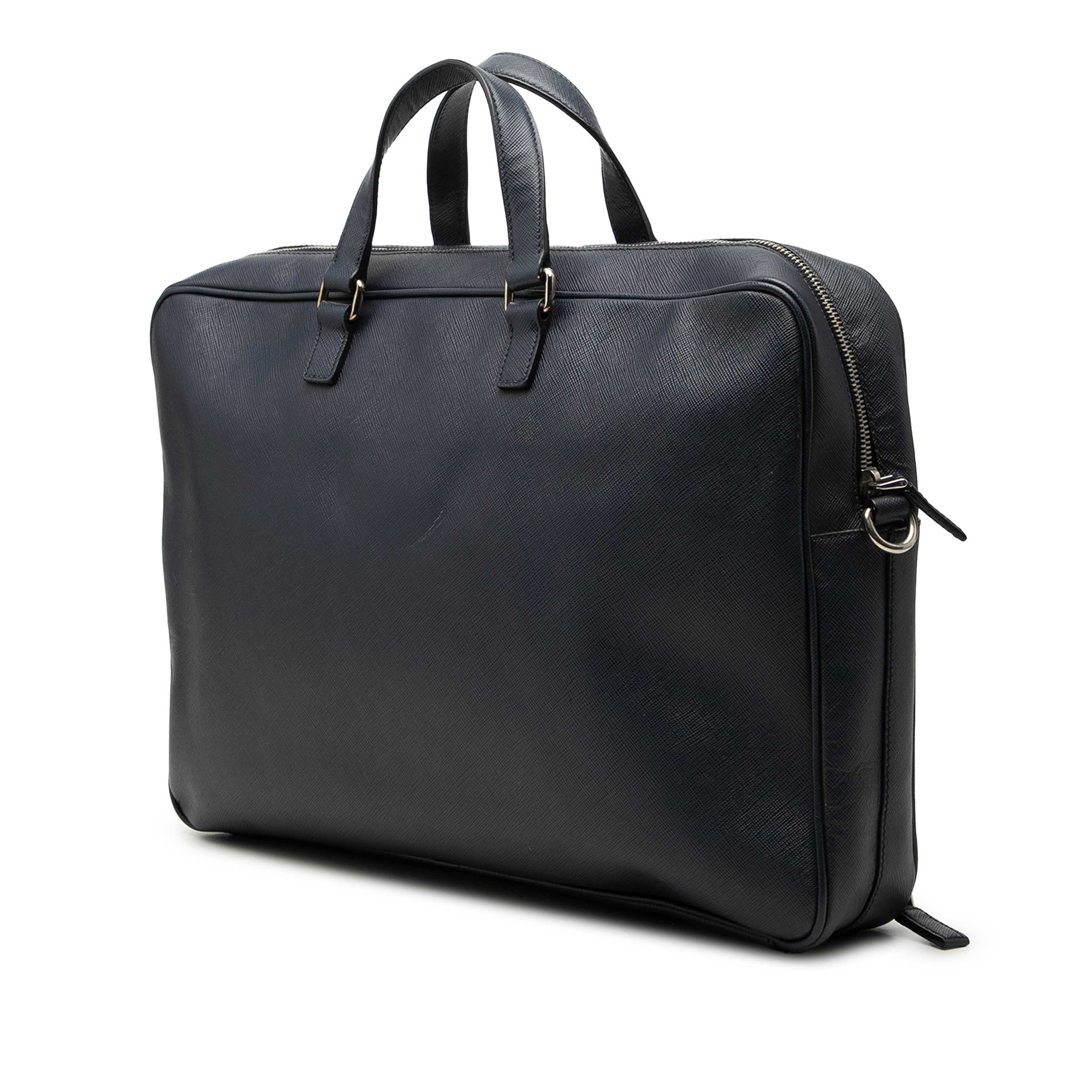 Prada Saffiano Cuir Travel Front Zip Pocket Briefcase, från Luxclusif, i färgen svart. Klicka för att öppna bilden i stort format