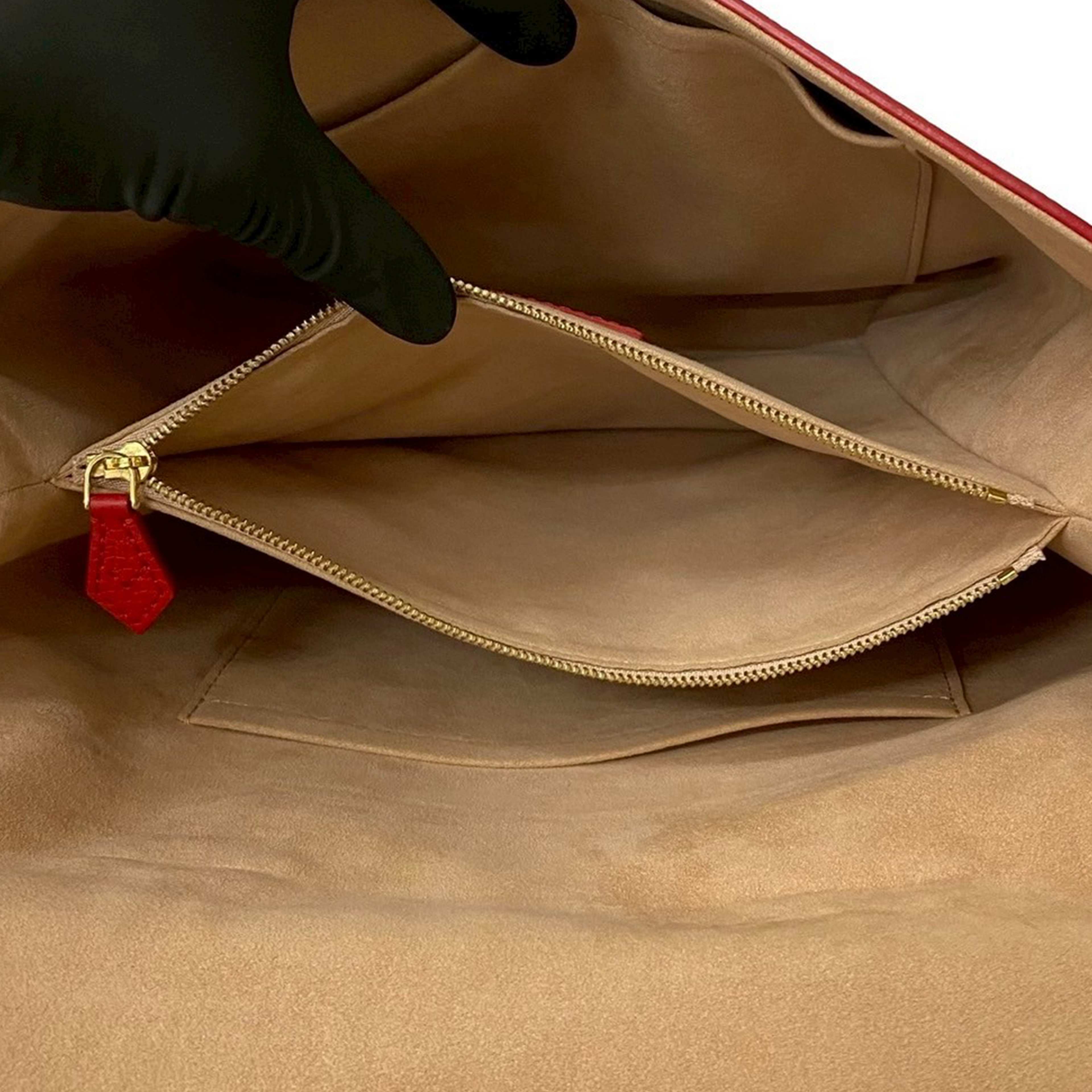 Louis Vuitton Taurillon Volta, från Luxclusif, i färgen red. Klicka för att öppna bilden i stort format