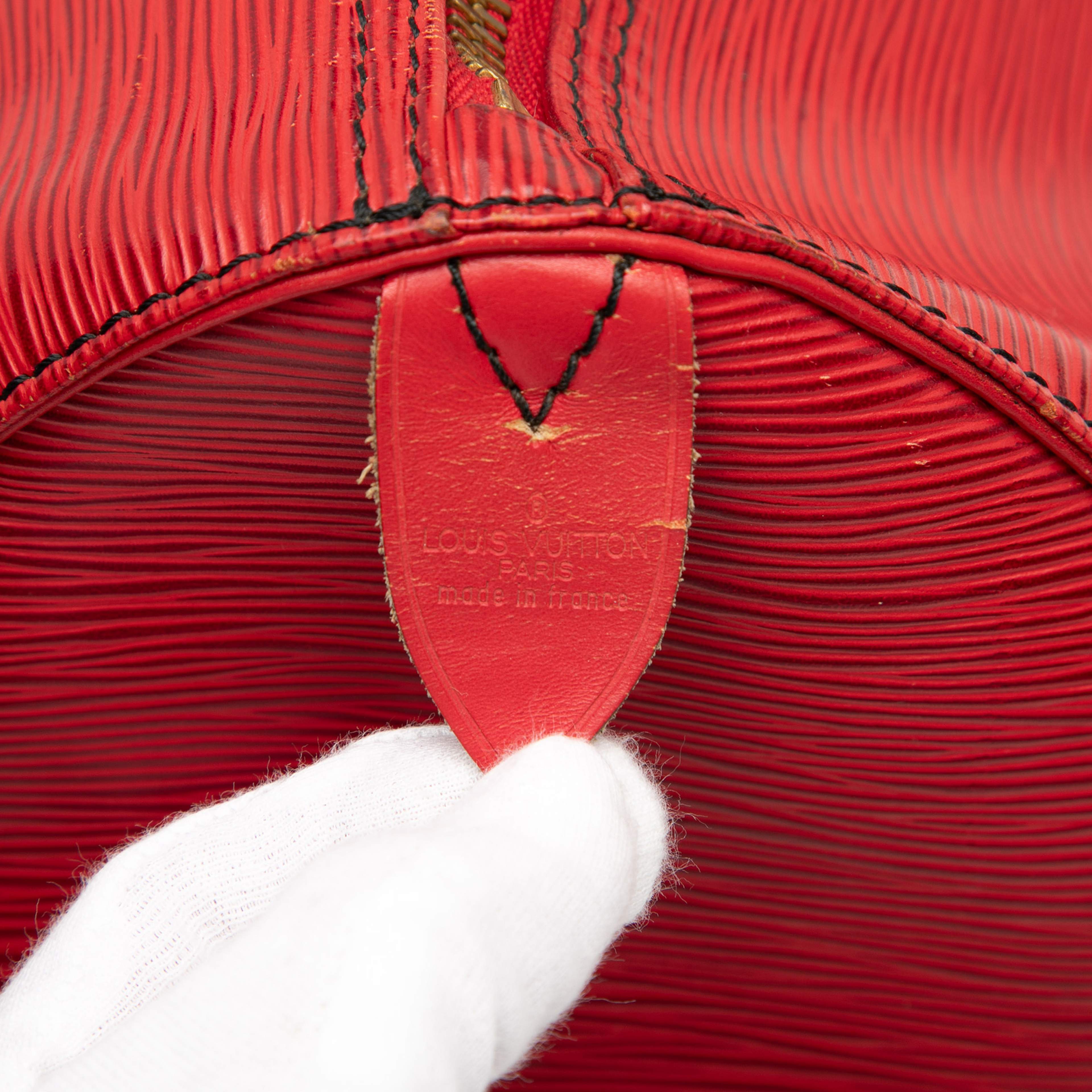 Louis Vuitton Epi Keepall 50, från Luxclusif, i färgen red. Klicka för att öppna bilden i stort format