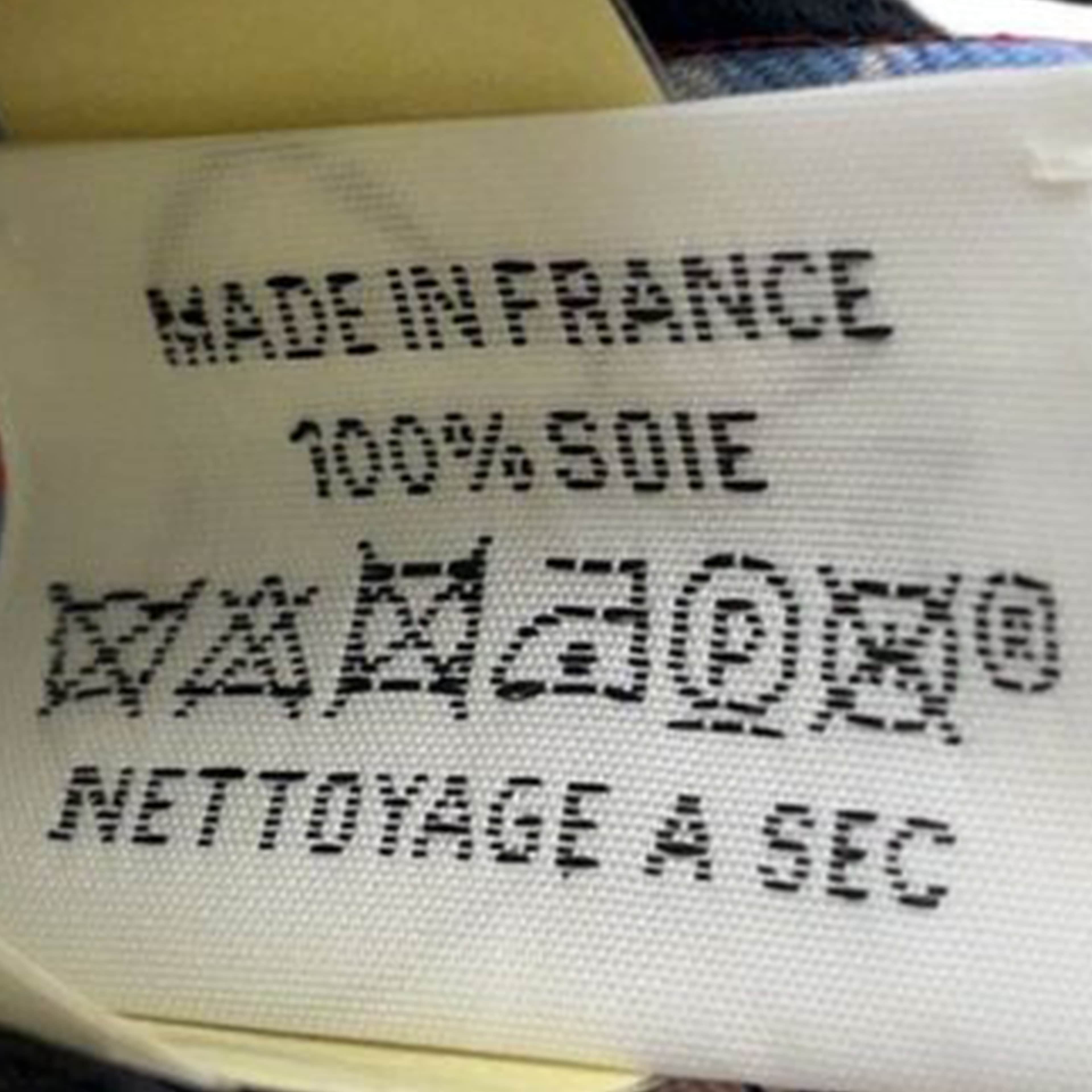 Hermès Sur Mon Nuage Silk Twilly Scarf, från Luxclusif, i färgen dark pink. Klicka för att öppna bilden i stort format