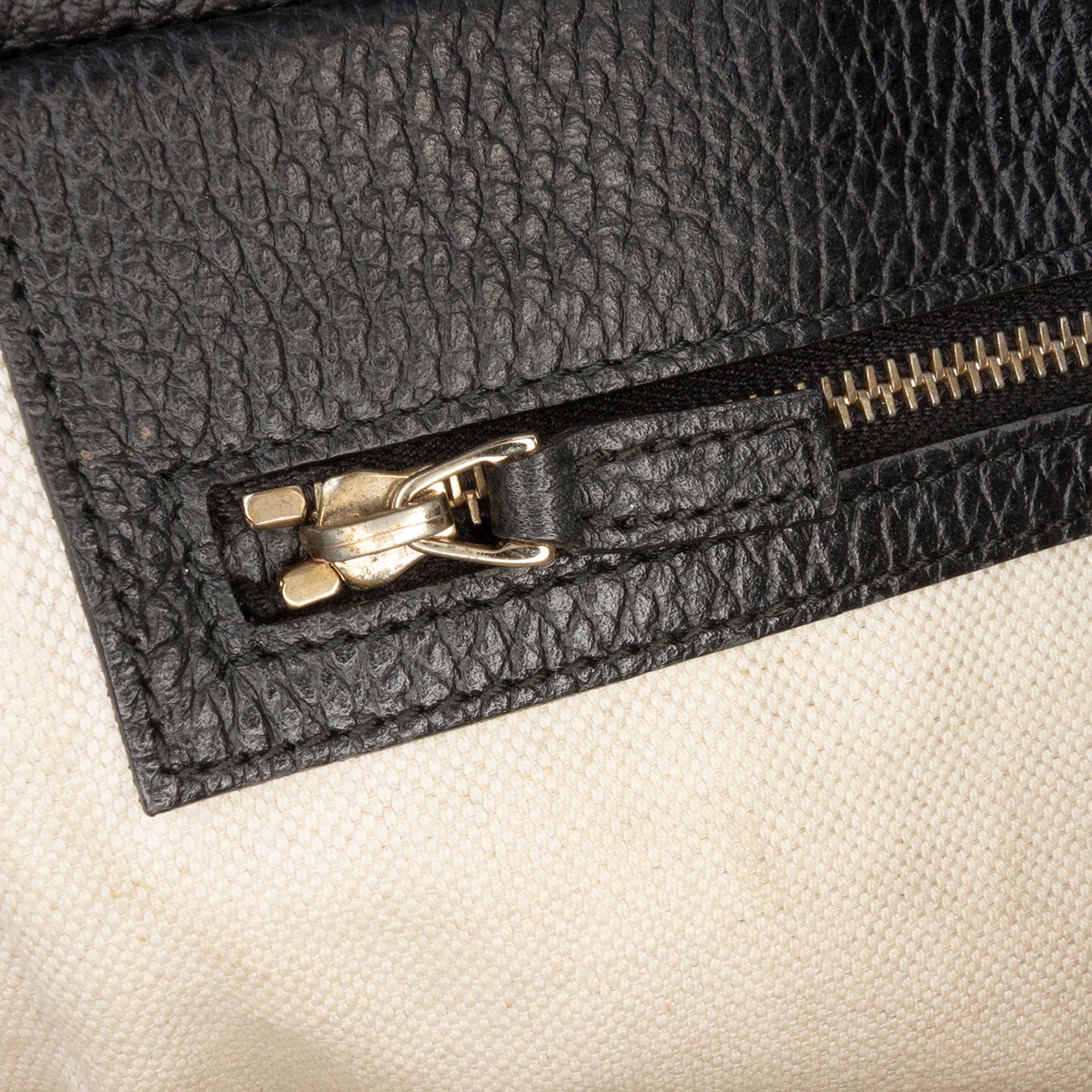 Gucci Leather Swing Convertible Tote, från Luxclusif, i färgen black.