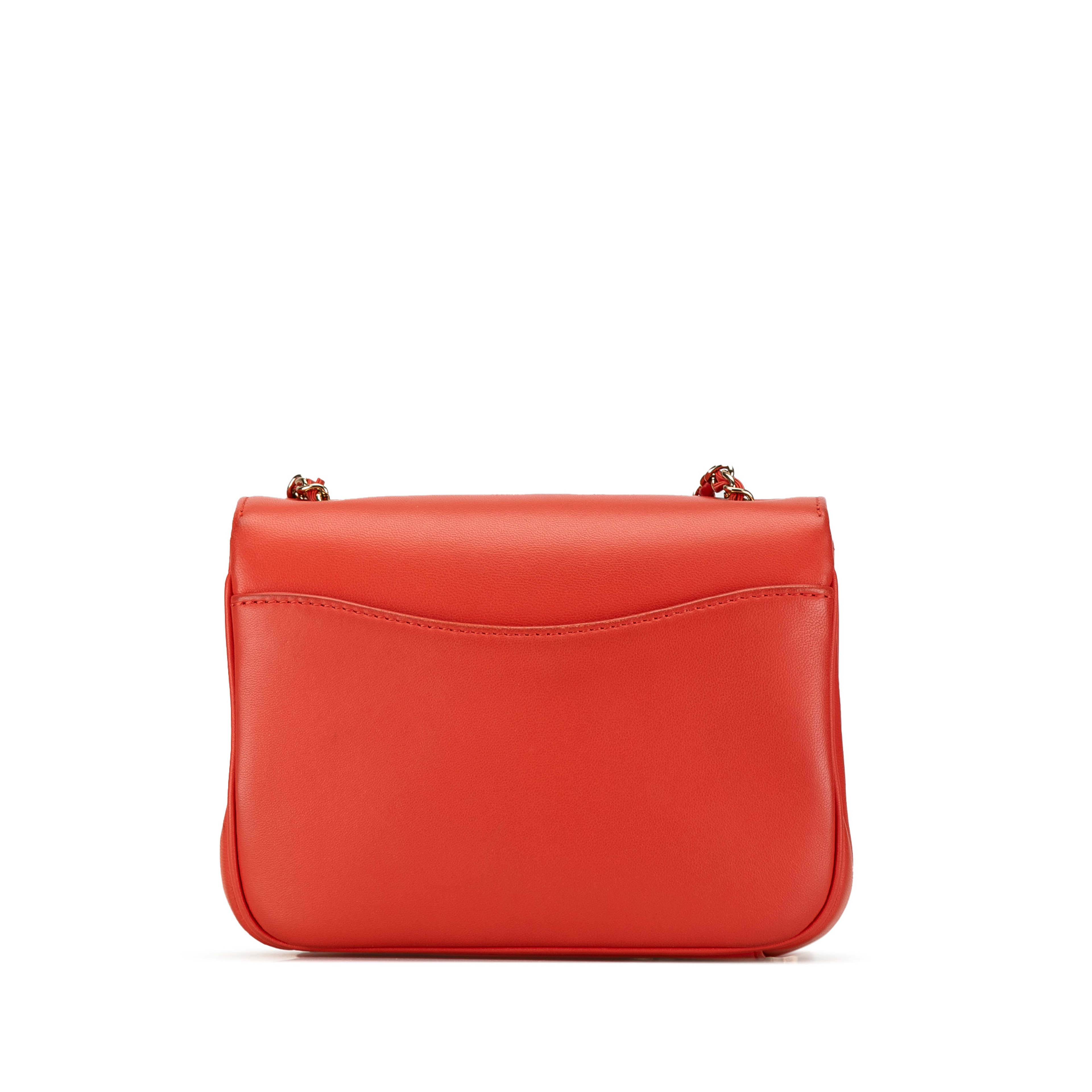 Chanel Lambskin Cc Mania Flap, från Luxclusif, i färgen röd. Klicka för att öppna bilden i stort format