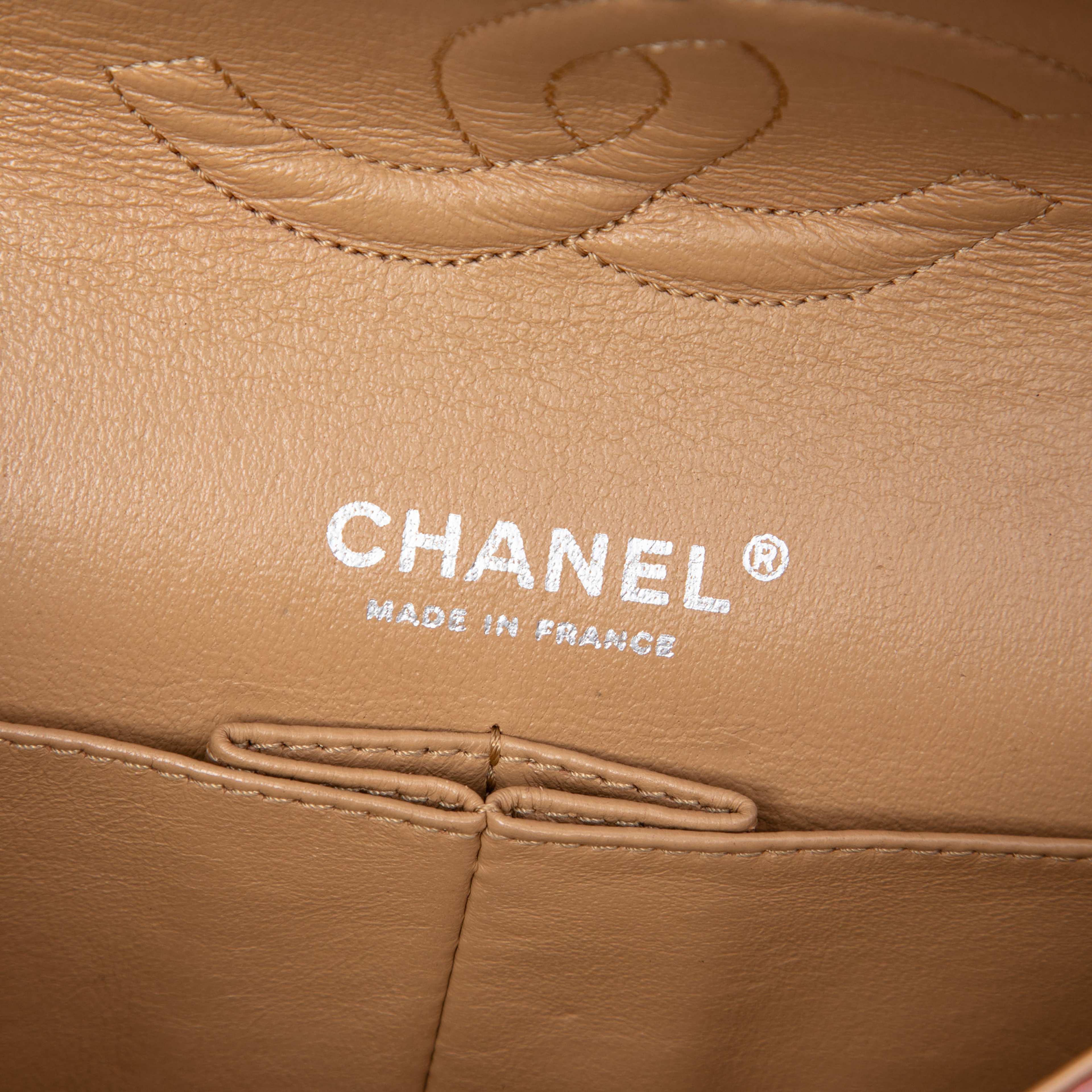 Chanel Medium Classic Washed Lambskin Bijoux Chain Double Flap, från Luxclusif, i färgen salmon. Klicka för att öppna bilden i stort format