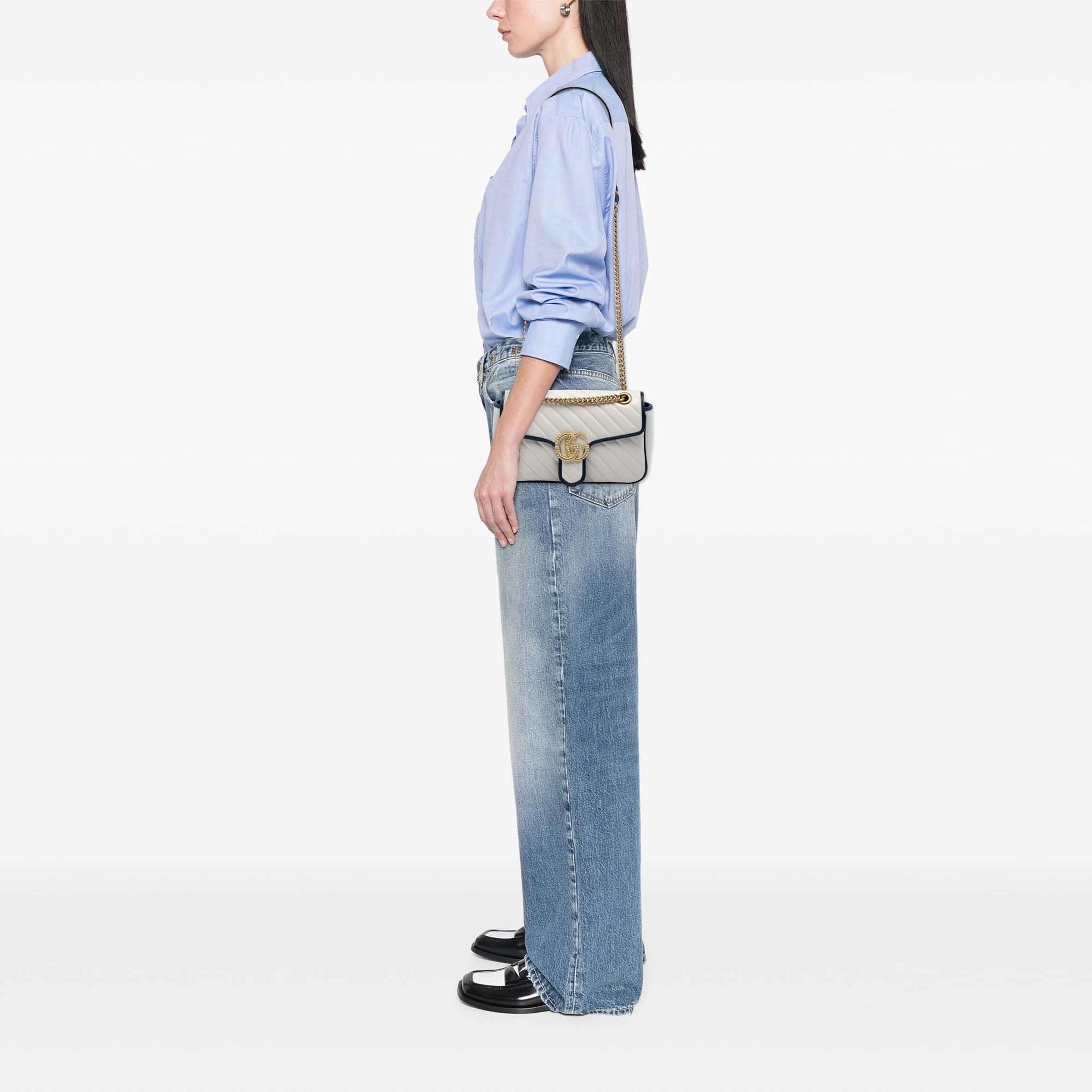 Gucci Medium Gg Marmont Matelasse Diagonal Calfskin Torchon Shoulder Bag, från Luxclusif, i färgen off white. Klicka för att öppna bilden i stort format