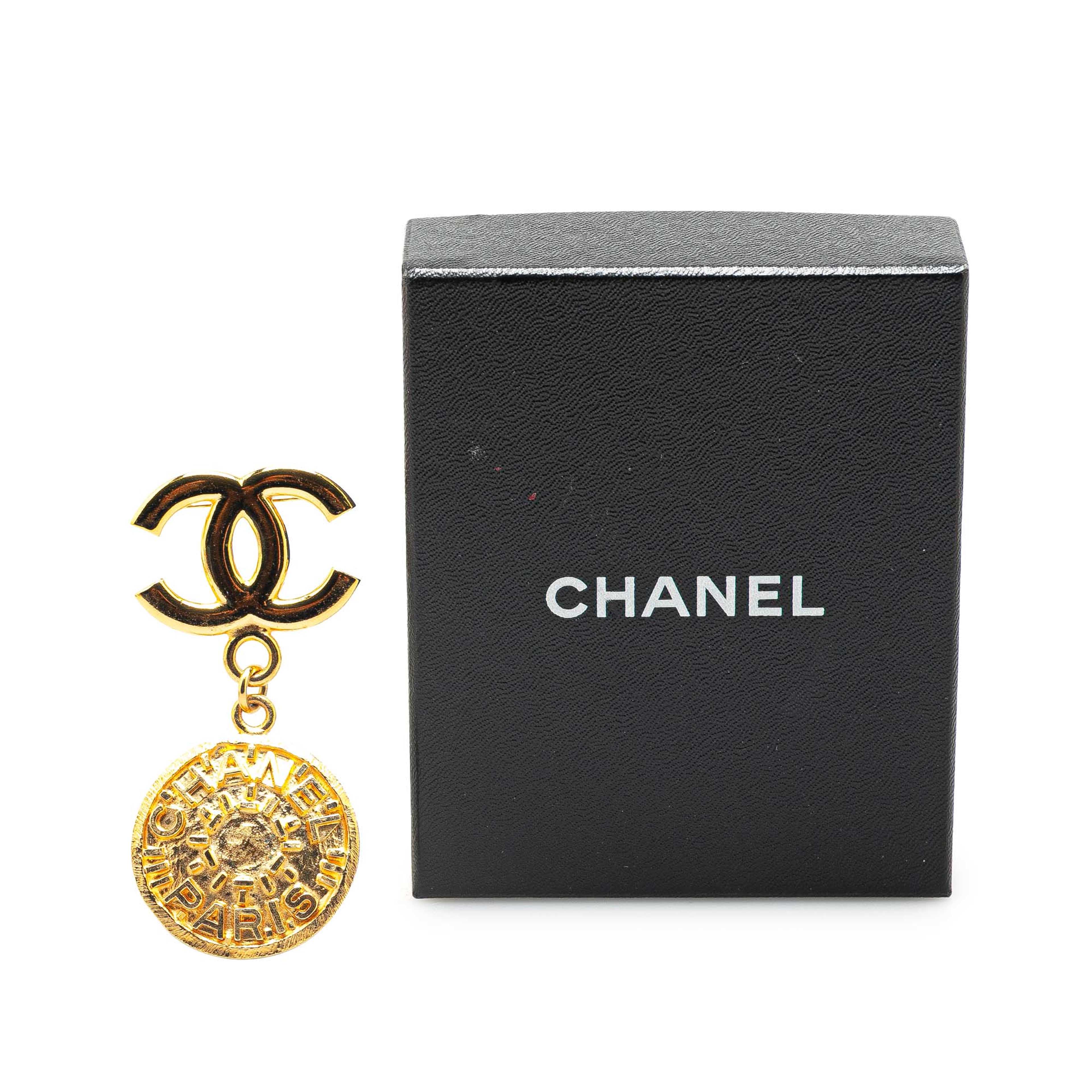 Chanel Gold Plated Cc Medallion Brooch, från Luxclusif, i färgen gold. Klicka för att öppna bilden i stort format