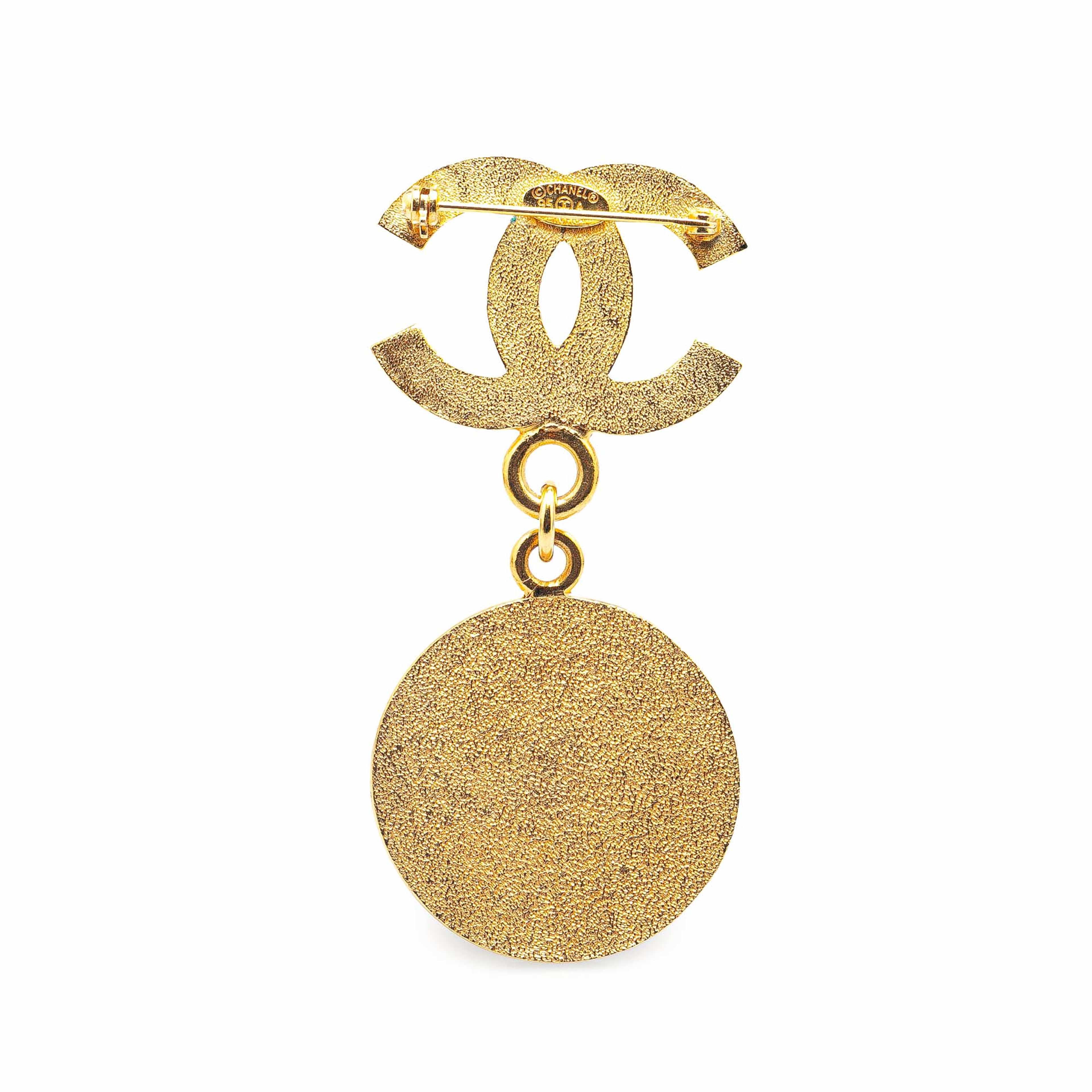 Chanel Gold Plated Cc Medallion Brooch, från Luxclusif, i färgen gold. Klicka för att öppna bilden i stort format