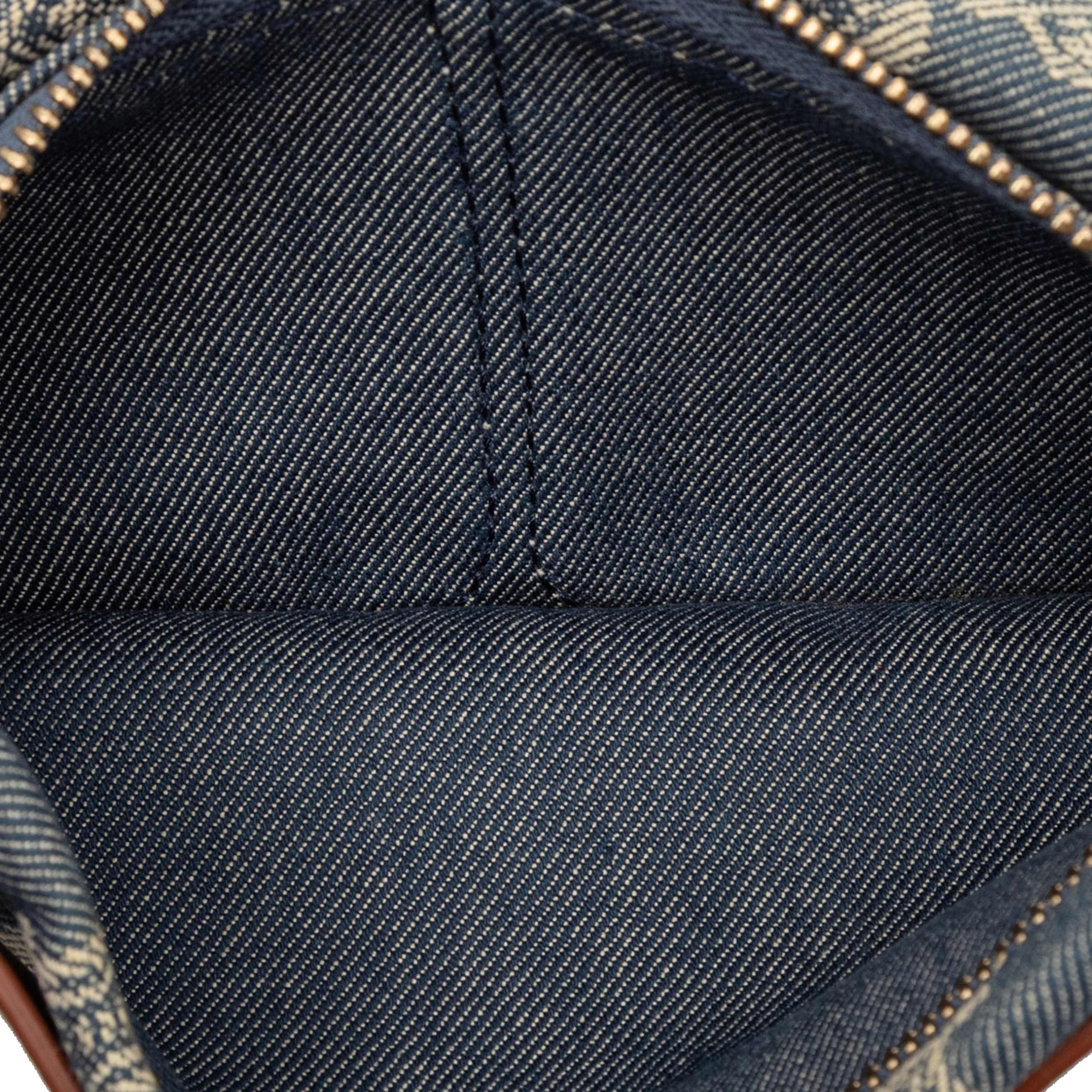 Celine Macadam Denim Double Pocket Belt Bag, från Luxclusif, i färgen denim. Klicka för att öppna bilden i stort format