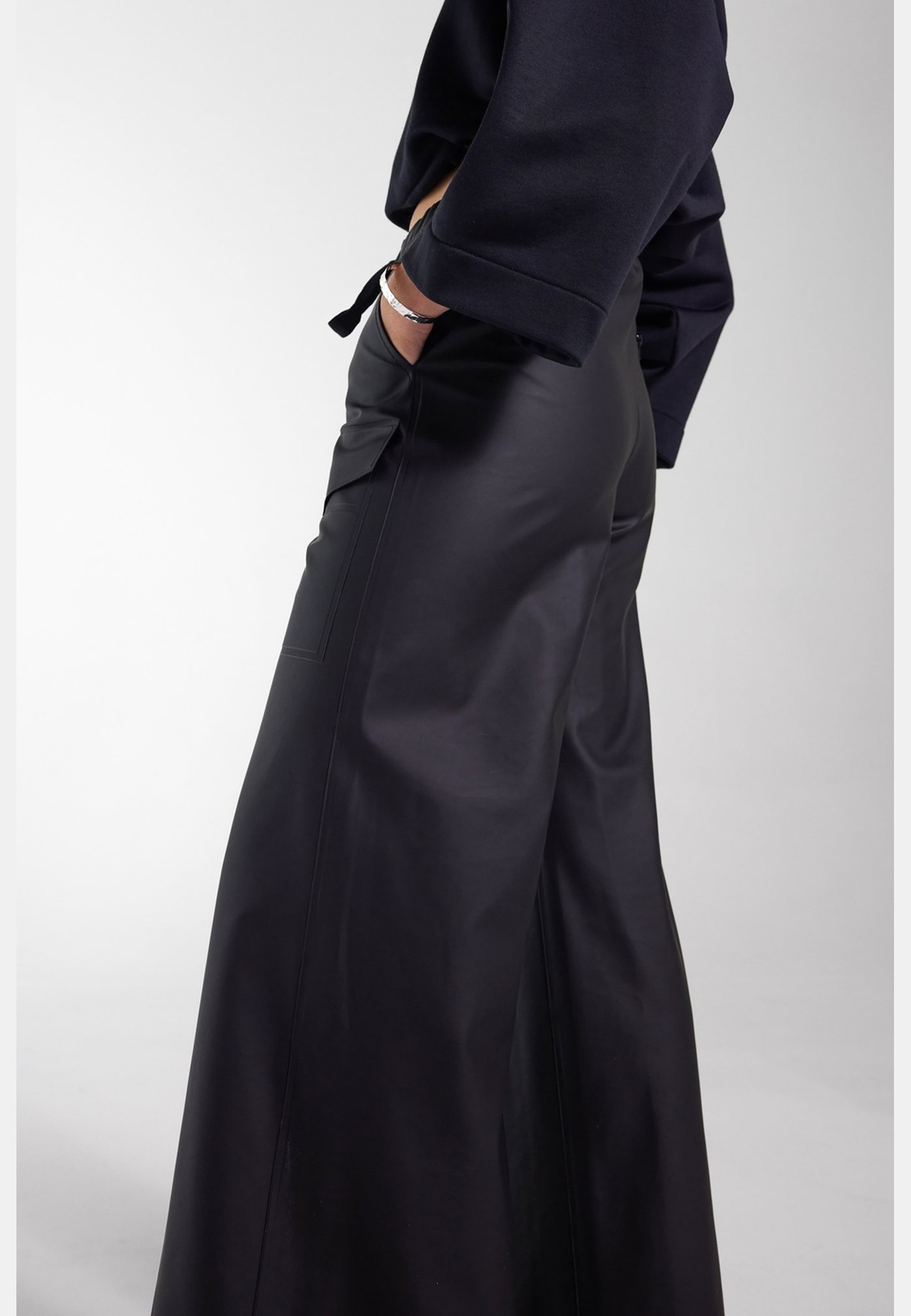 Jarla Trousers, från Stutterheim, i färgen black. Klicka för att öppna bilden i stort format