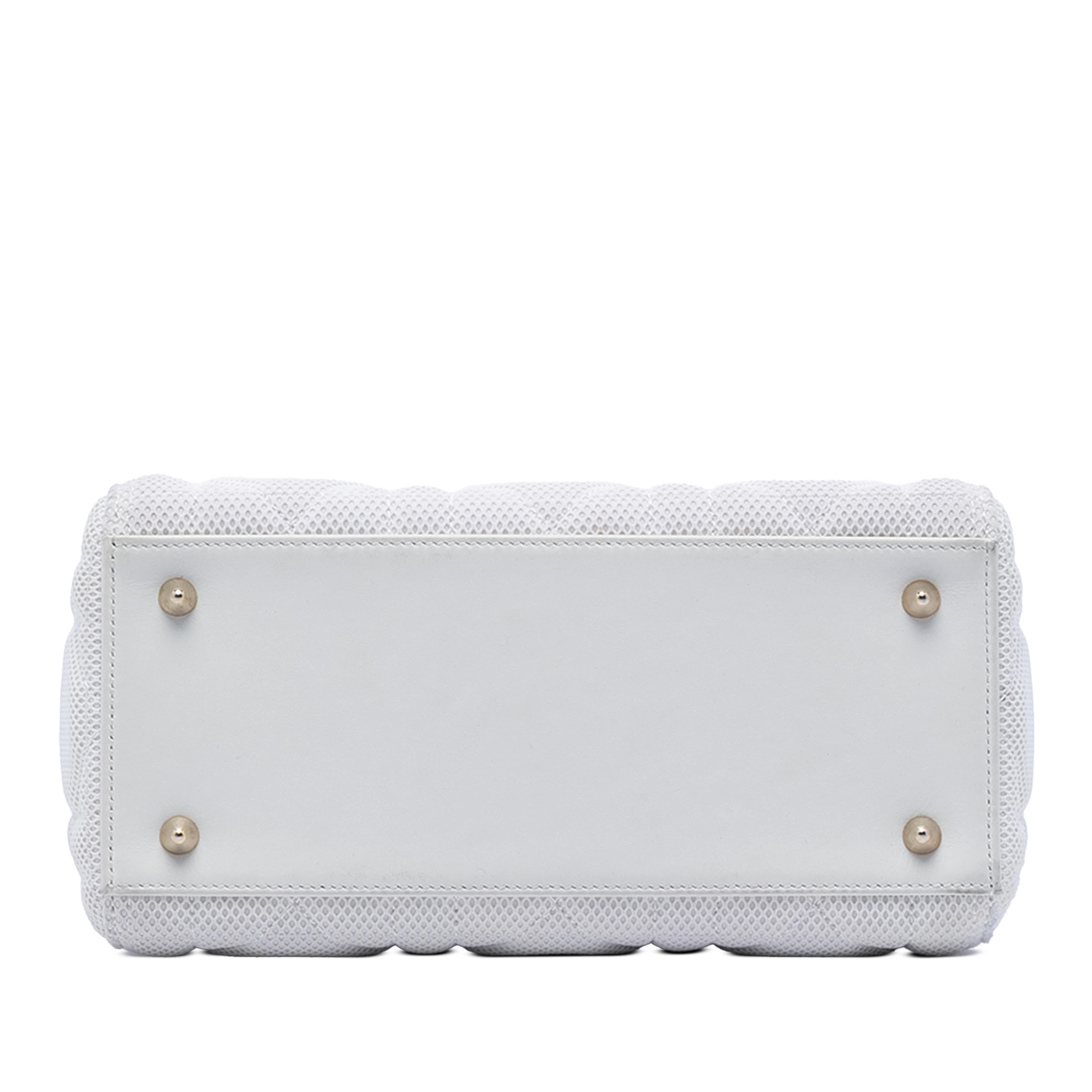 Dior Medium Mesh Cannage Lady Dior, från Luxclusif, i färgen white. Klicka för att öppna bilden i stort format