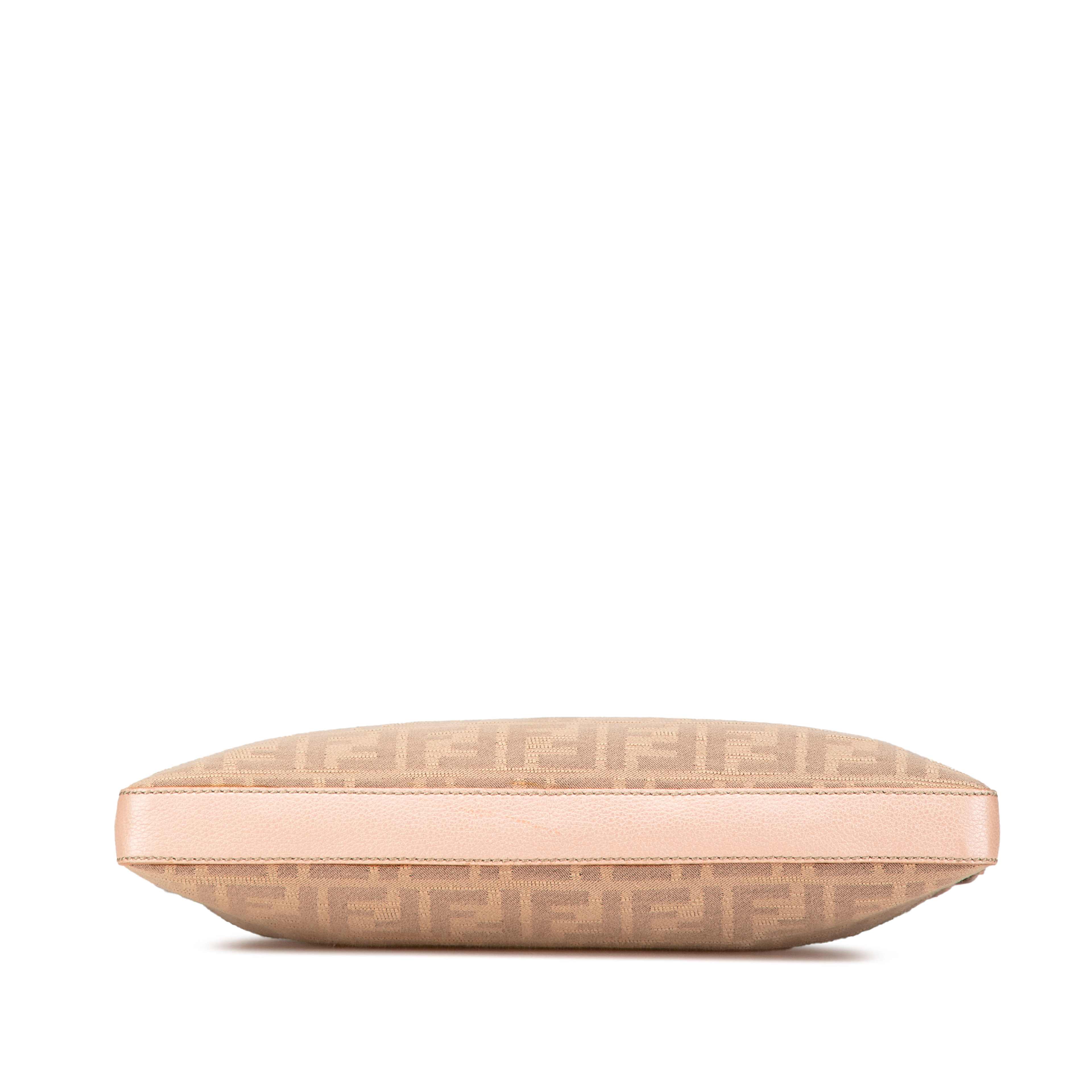 Fendi Selleria Zucca Canvas Crossbody, från Luxclusif, i färgen beige. Klicka för att öppna bilden i stort format