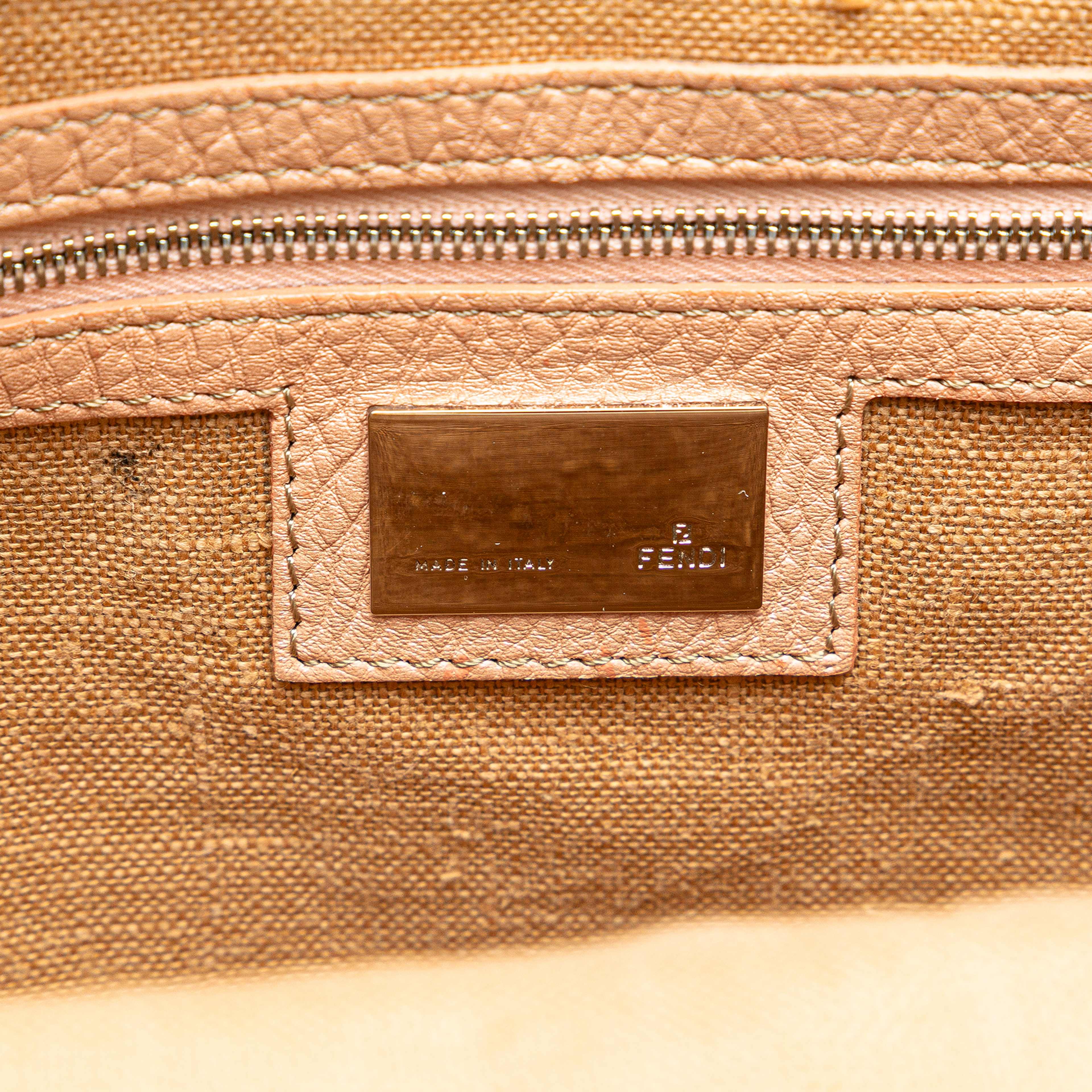 Fendi Selleria Zucca Canvas Crossbody, från Luxclusif, i färgen beige. Klicka för att öppna bilden i stort format