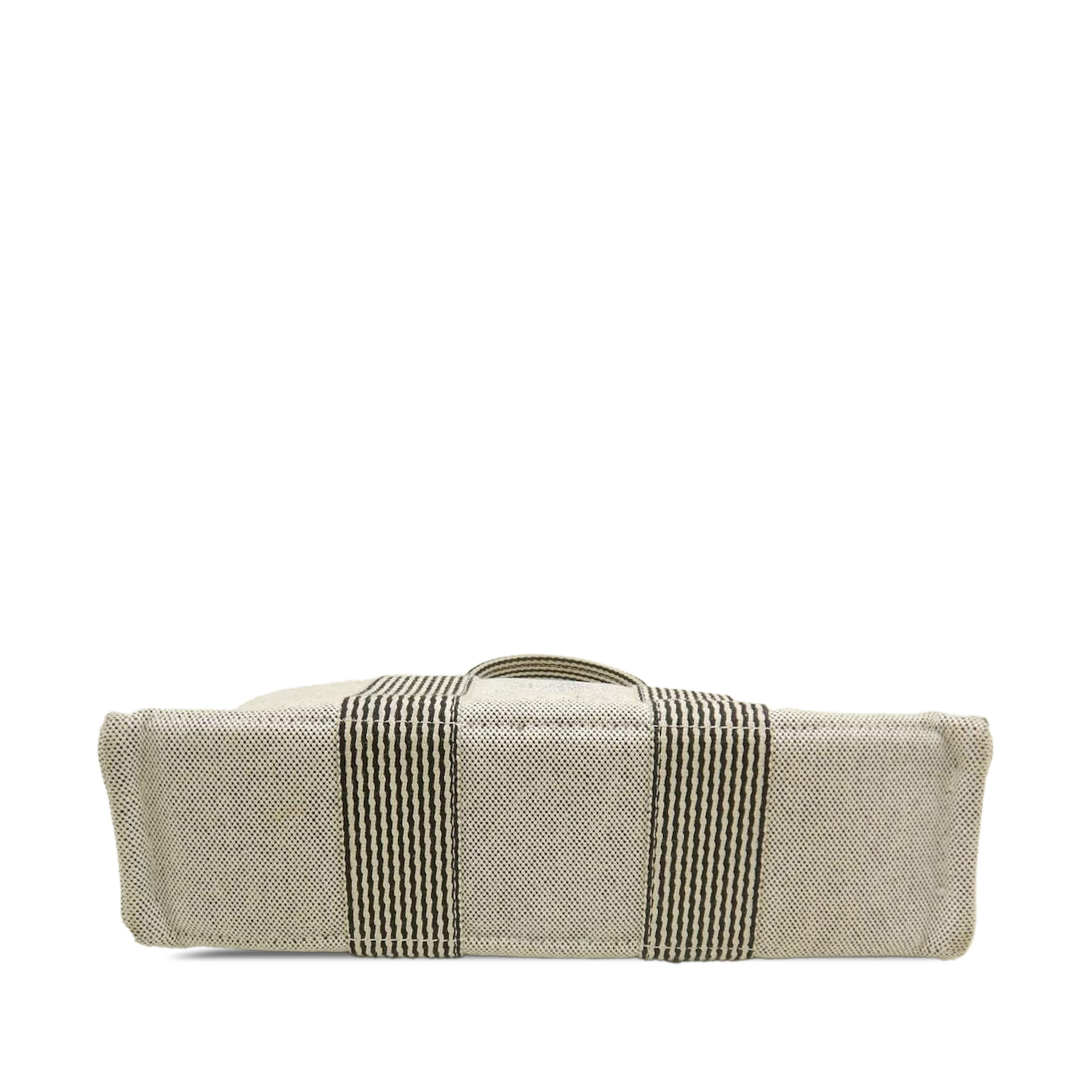 Hermès Canvas Fourre Tout Pm, från Luxclusif, i färgen gray. Klicka för att öppna bilden i stort format