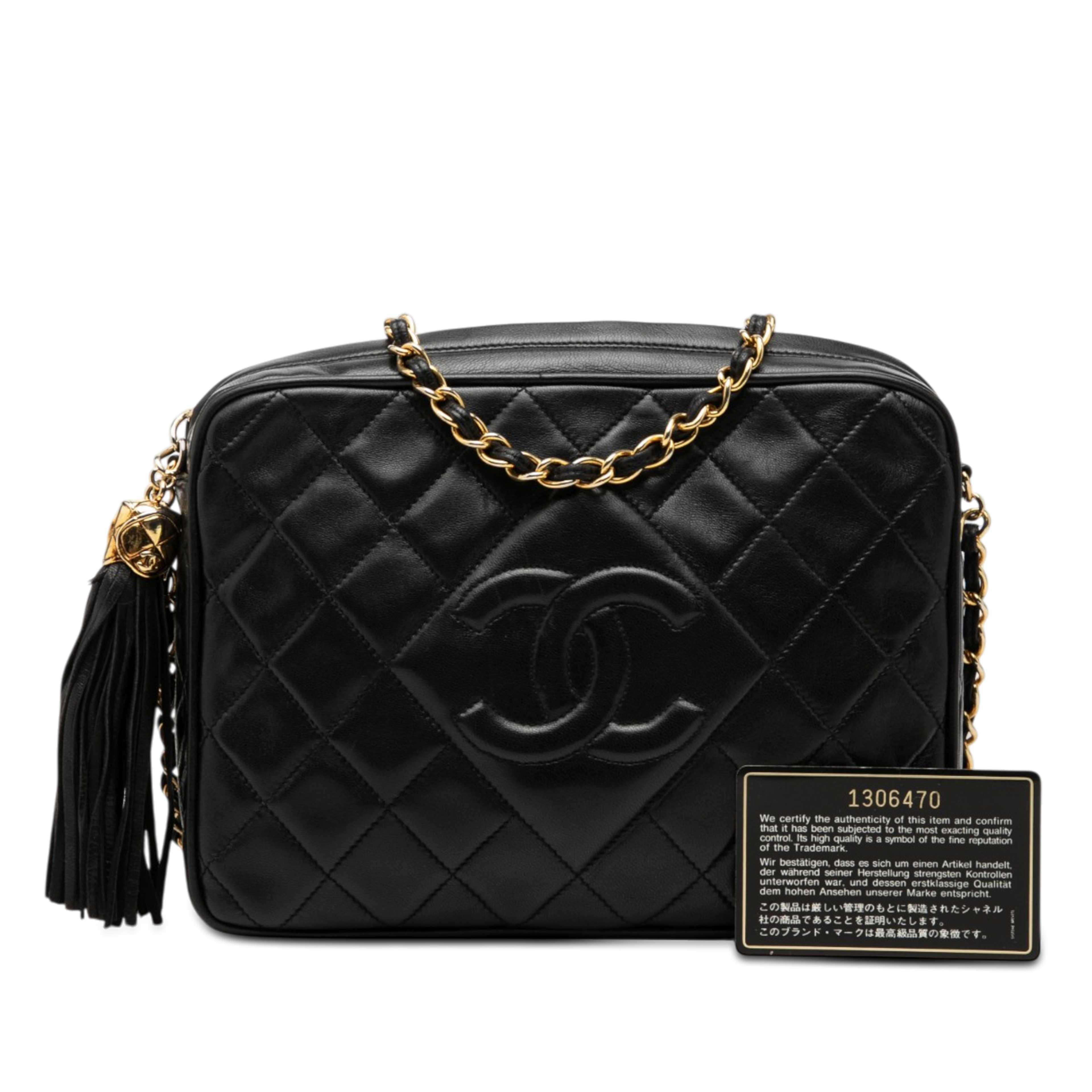 Chanel Cc Quilted Lambskin Tassel Camera Bag, från Luxclusif, i färgen svart. Klicka för att öppna bilden i stort format